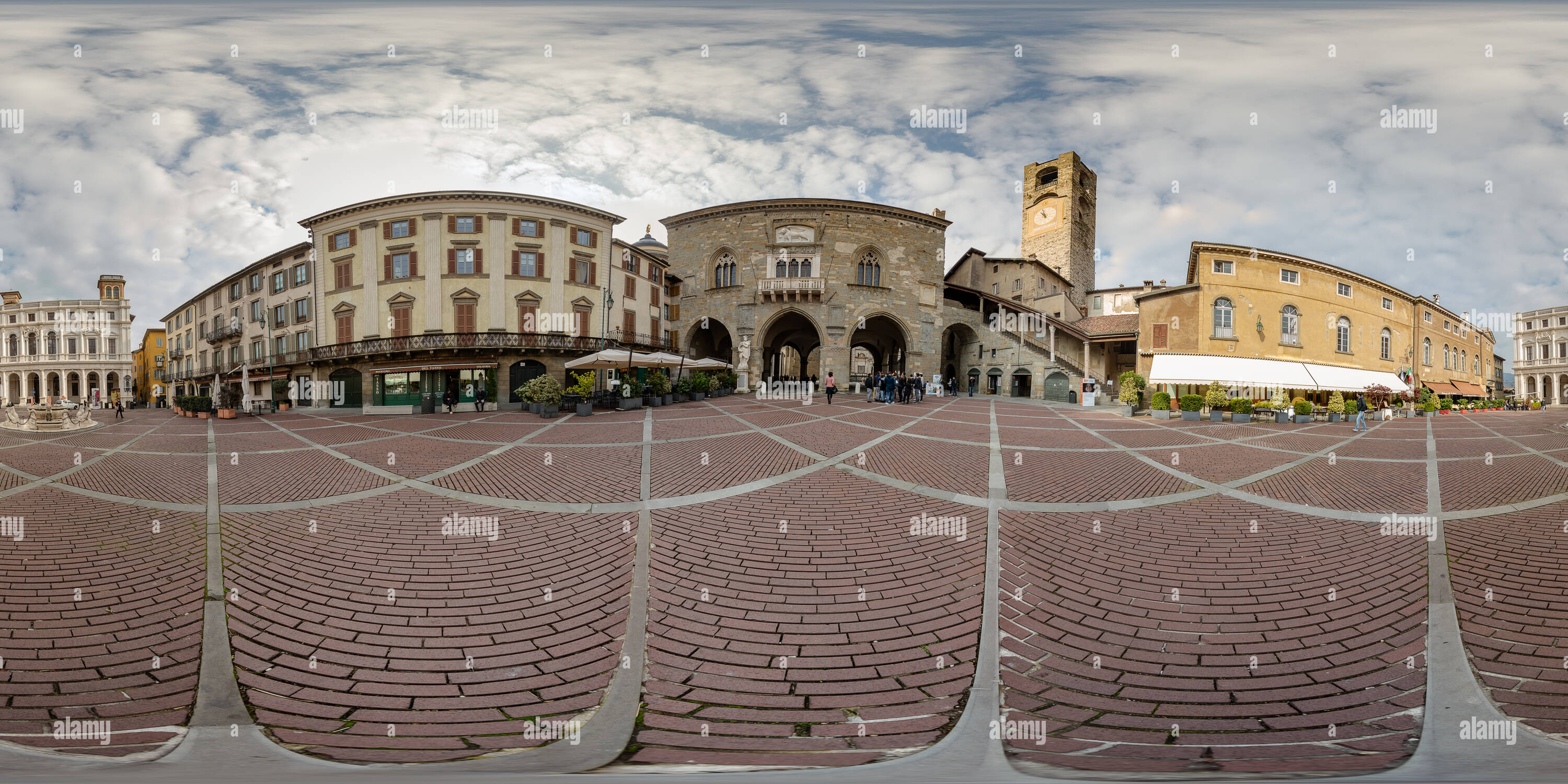 Vista panorámica en 360 grados de Bergamo. La Piazza Vecchia.