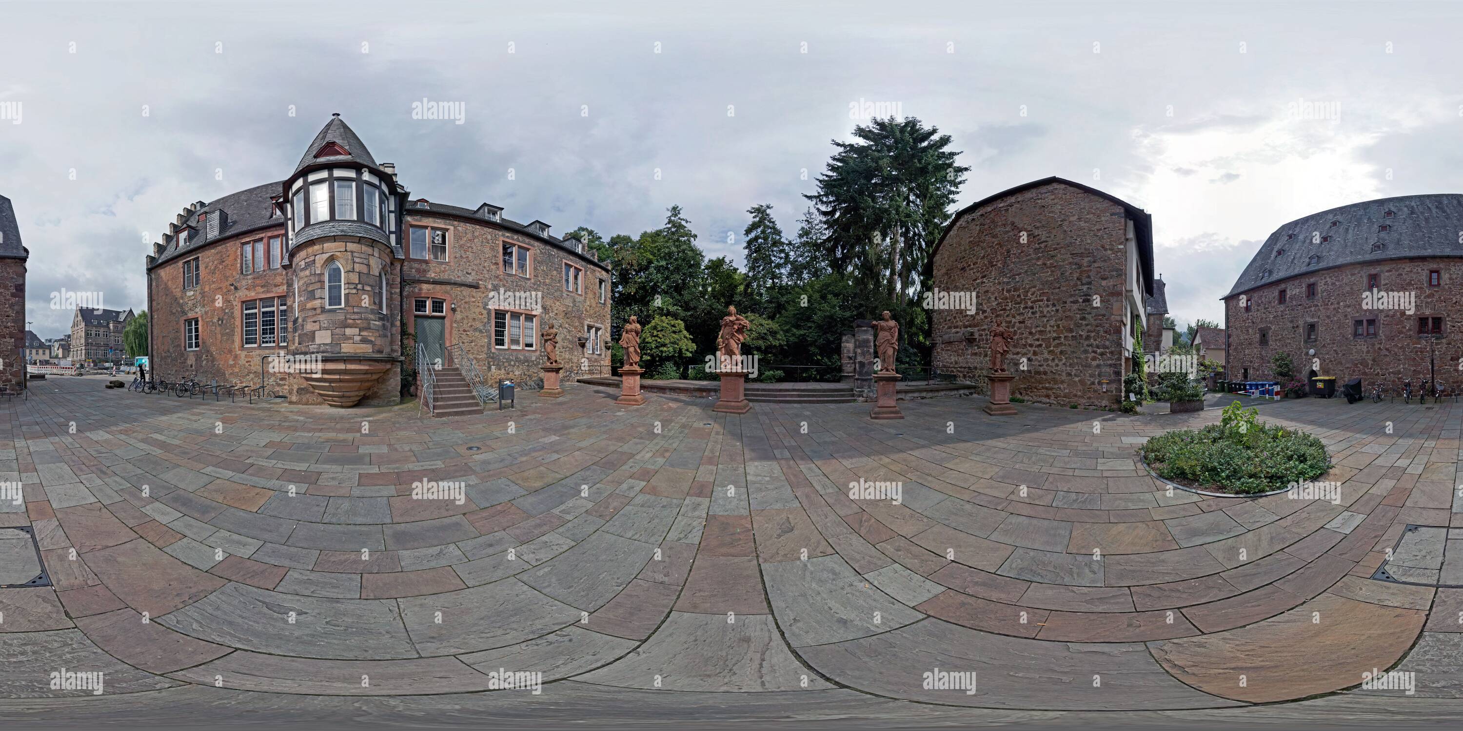 Vista panorámica en 360 grados de Marburg - estatuas barrocas en la Casa de los caballeros teutónicos: las virtudes