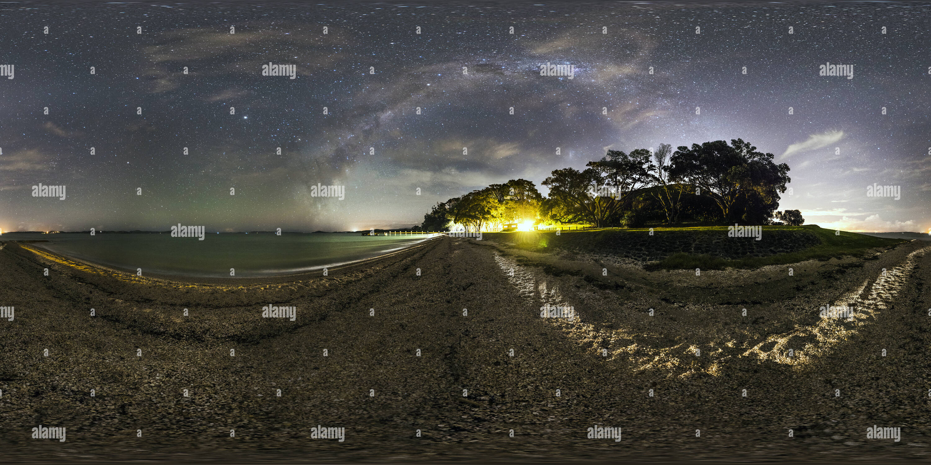 Vista panorámica en 360 grados de Vía Láctea más Magazine Bay, Auckland.