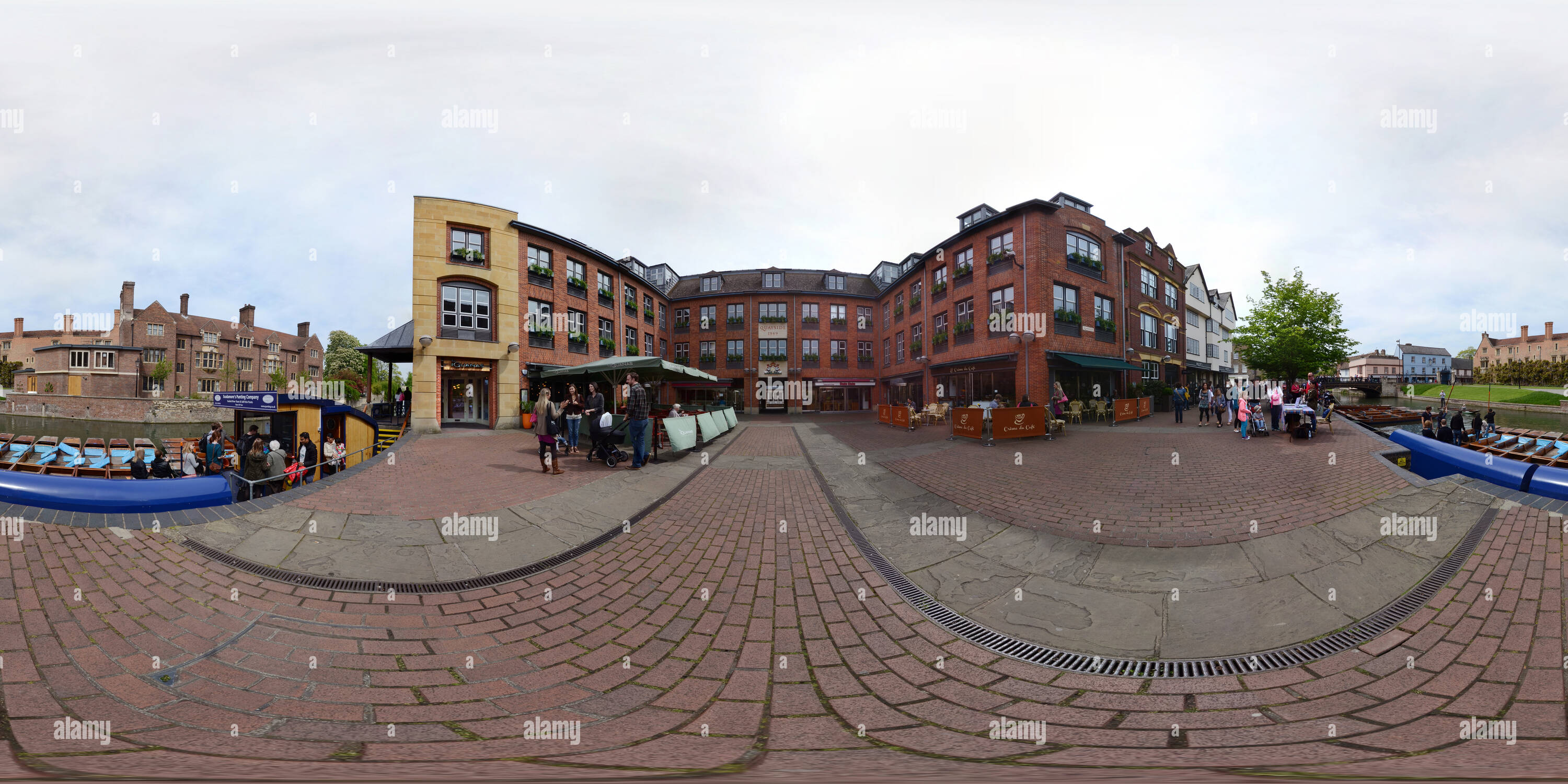 Vista panorámica en 360 grados de Quayside Square, Cambridge, Reino Unido.