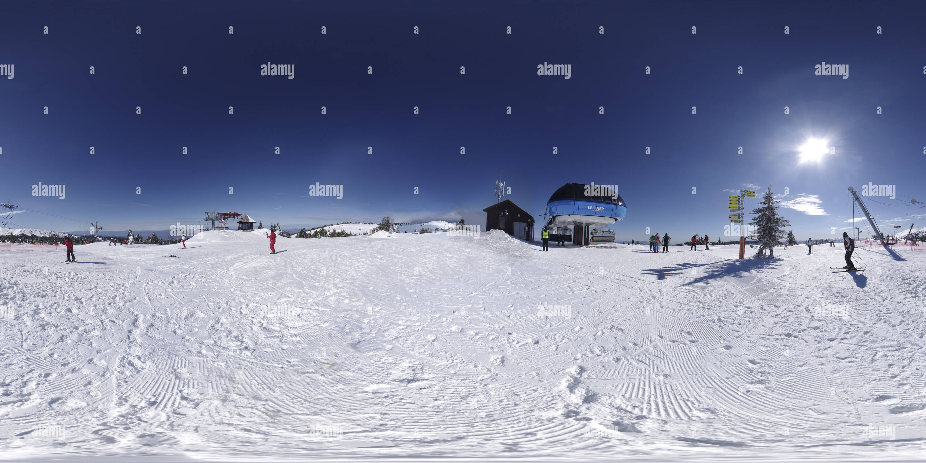 Vista panorámica en 360 grados de Malí Karaman top ascensores de esquí en invierno, Kopaonik