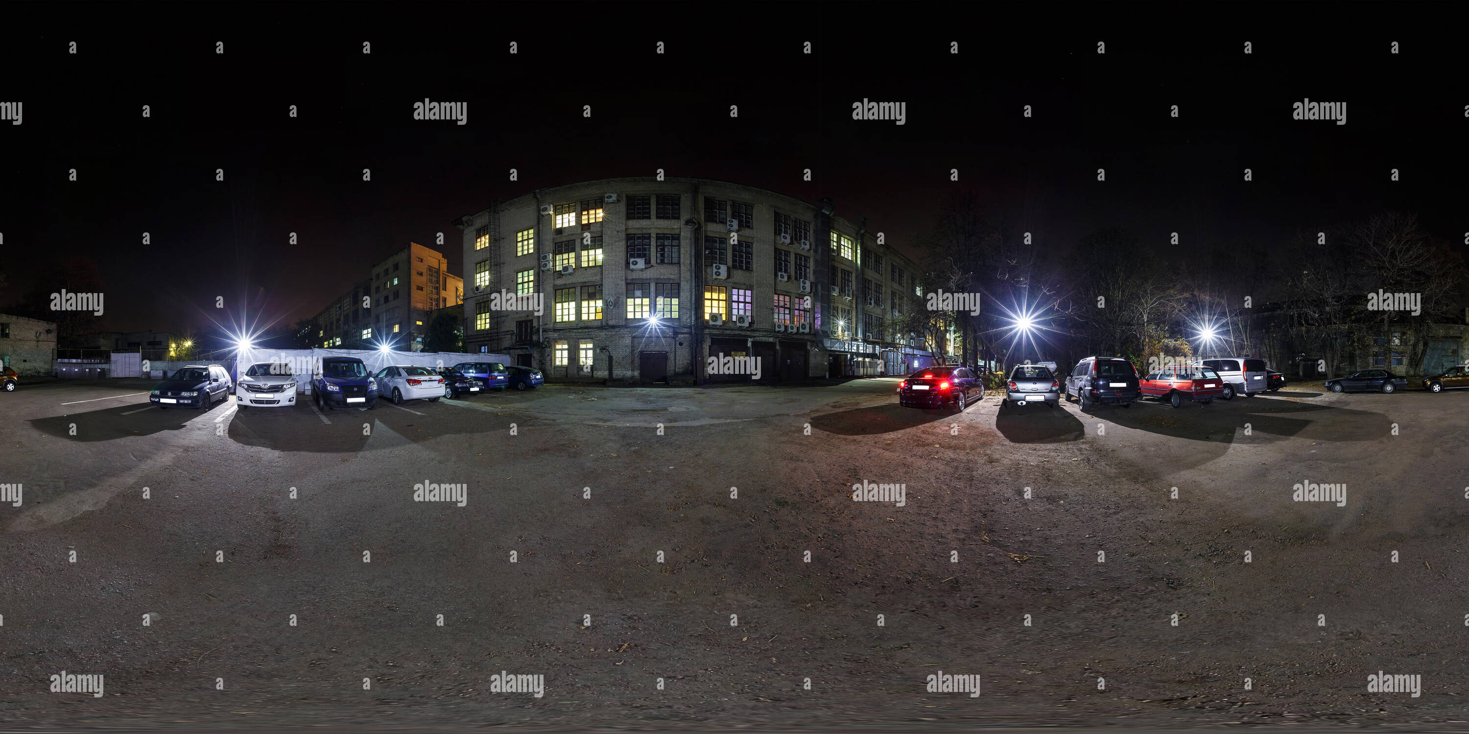 Vista panorámica en 360 grados de MINSK, BIELORRUSIA - Octubre 30, 2014: 360 vista panorámica de ángulo en la noche iluminada con coches de aparcamiento en el patio. 360 grados completos equirect perfecta