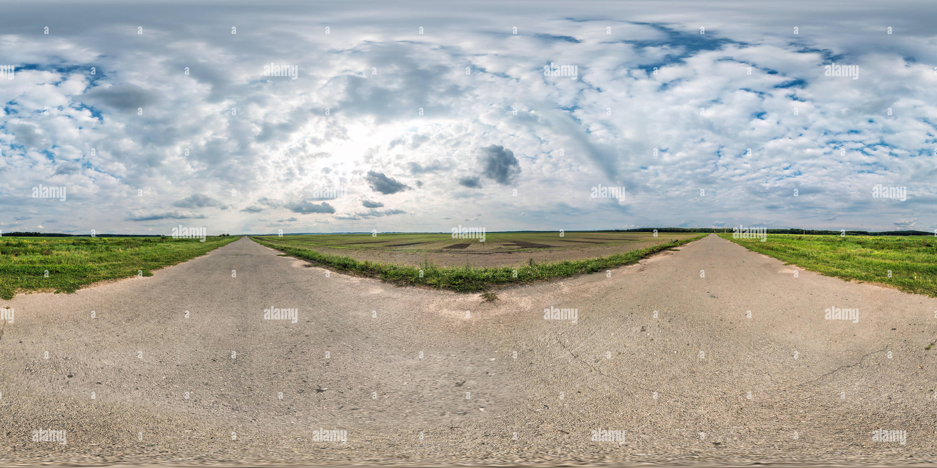 Vista panorámica en 360 grados de Perfecta completo panorama esférico de 360 por 180 grados de ángulo de visión sobre la grava de la carretera entre campos con proyección equirectangular impresionante en las nubes, skybox V