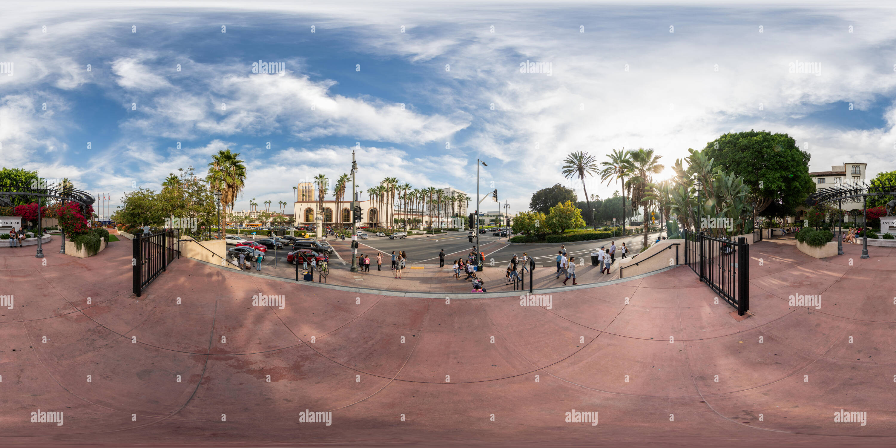 Vista panorámica en 360 grados de Vista de 360° desde la calle Olvera, a través de la Union Station, el centro de Los Angeles, California.