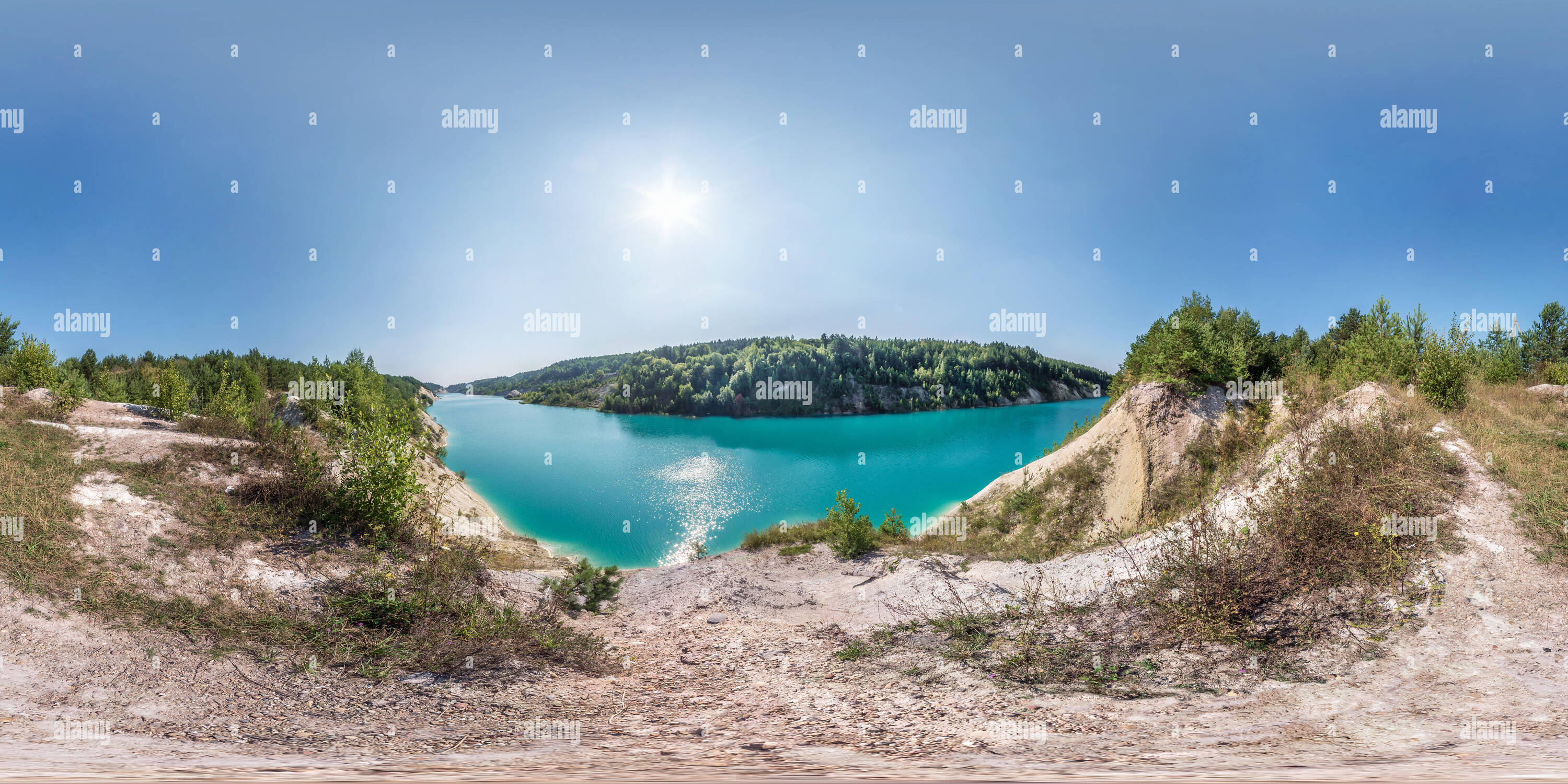 Vue panoramique à 360° de Hdri sphériques transparente complète panorama 360 degrés angle view sur chalkpit sur la côte calcaire du grand lac turquoise en journée d'été en image équirectangulaire pr