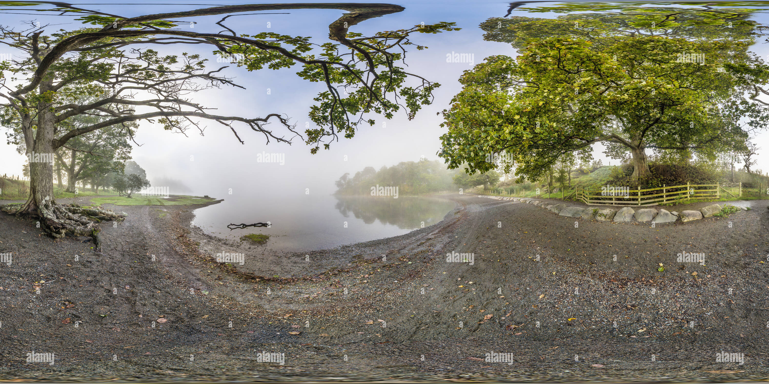 Vue panoramique à 360° de Dawn cloud commence à se dissiper comme le soleil brille à travers la brume sur un bois au lac Derwentwater, Lake District, Cumbria, Angleterre.