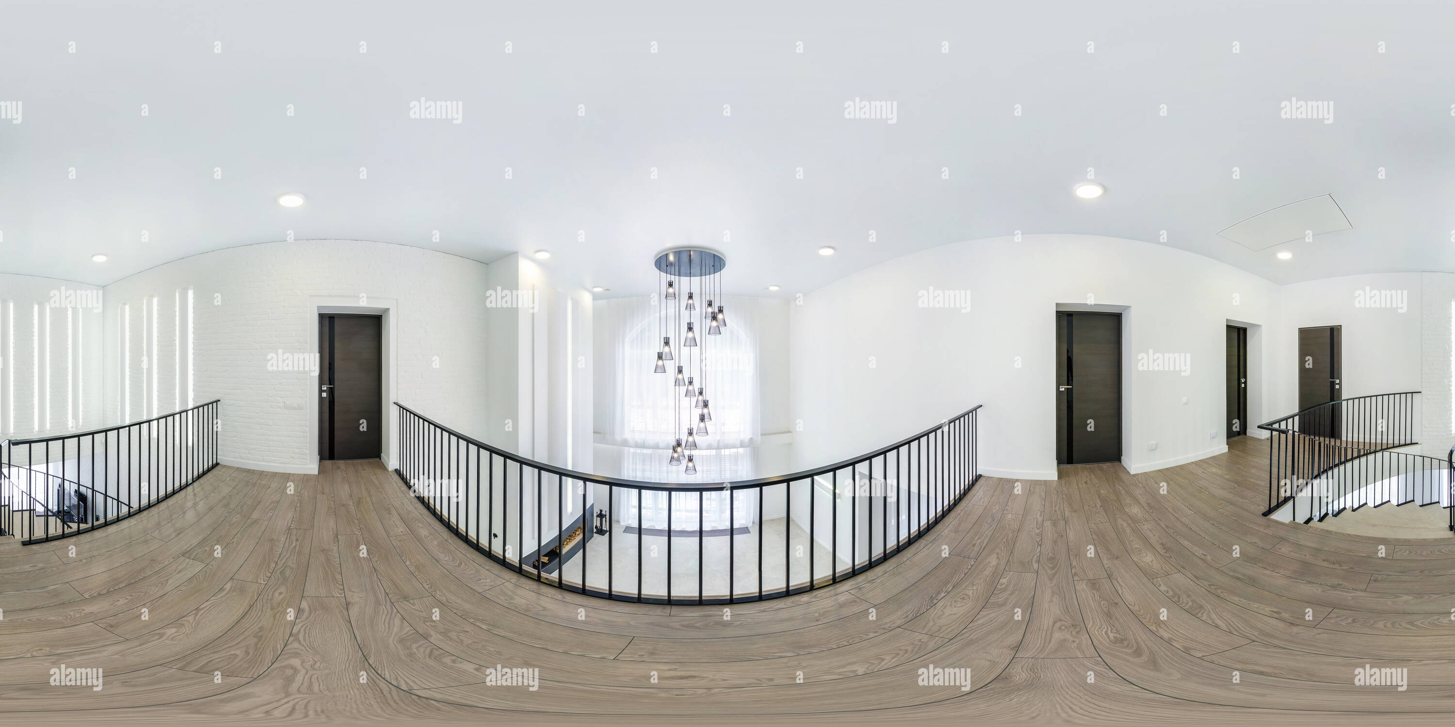 Vue panoramique à 360° de MINSK, BELARUS - AOÛT, 2018 : le panorama hdri sphériques sans soudure d'angle de vue de 360 degrés dans l'intérieur de hall avec escalier et lampe énorme moderne en ap