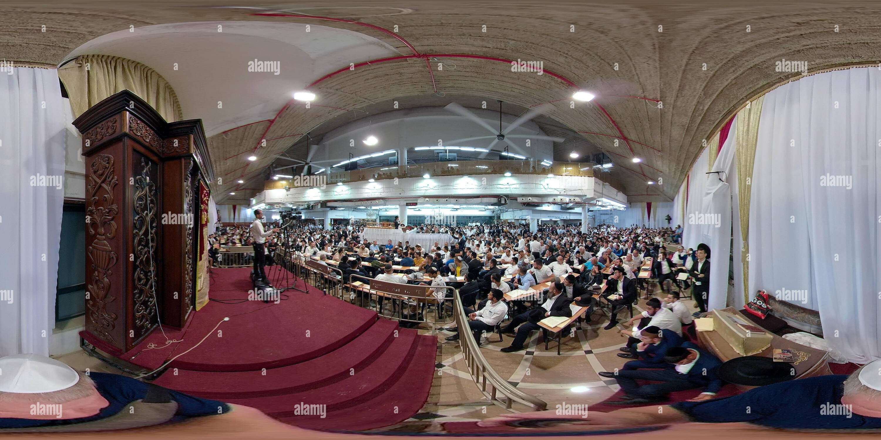 Vue panoramique à 360° de Le rabbin Elbaz, le Rabbin Sépharade israélien de Chachmei HaTorah, chef de Yeshiva, prédication HaChaim ou sur l'importance d'observer le Sabbat. Jerusal