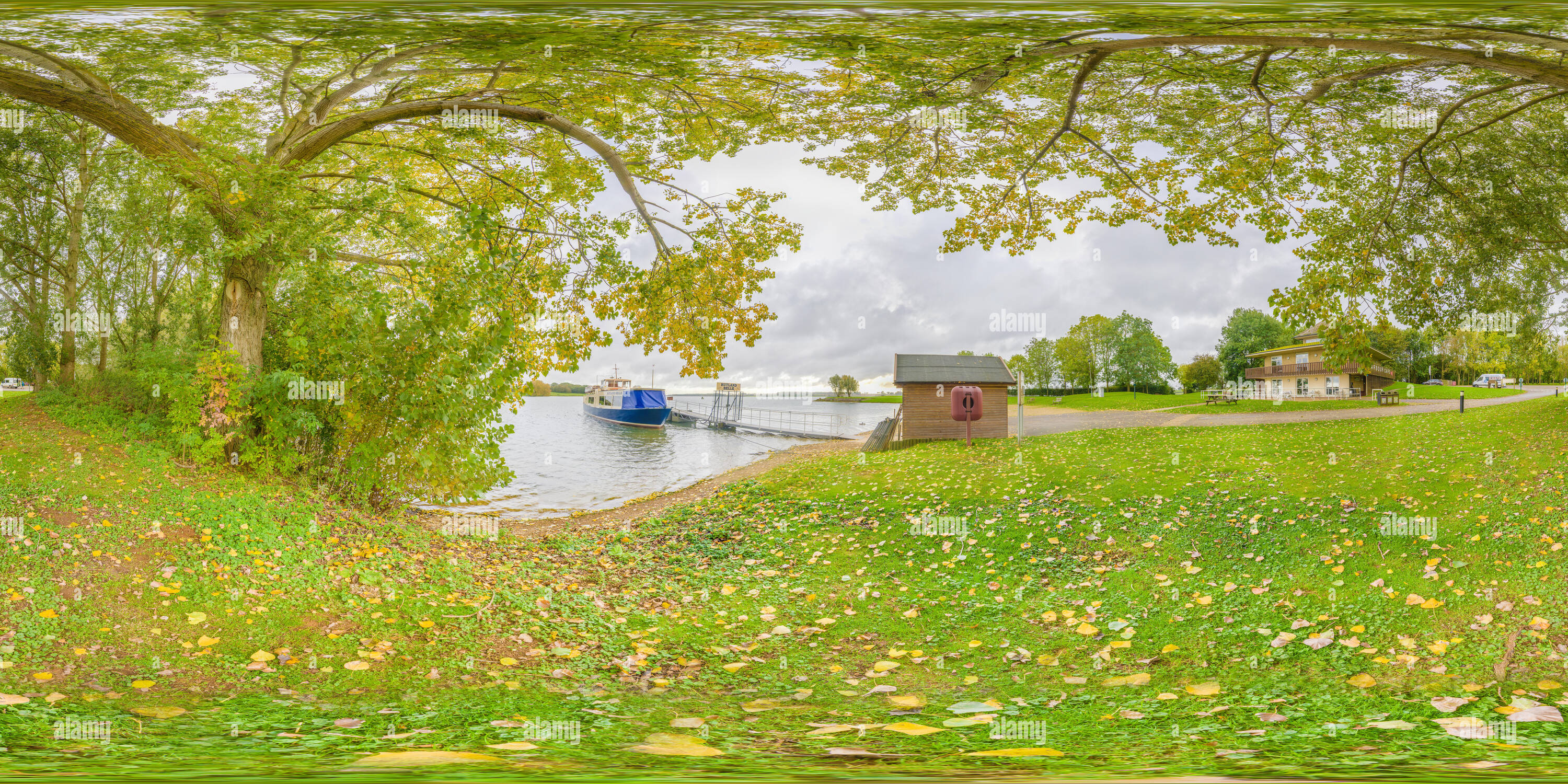 Vue panoramique à 360° de Au début de l'automne, au bord du lac.