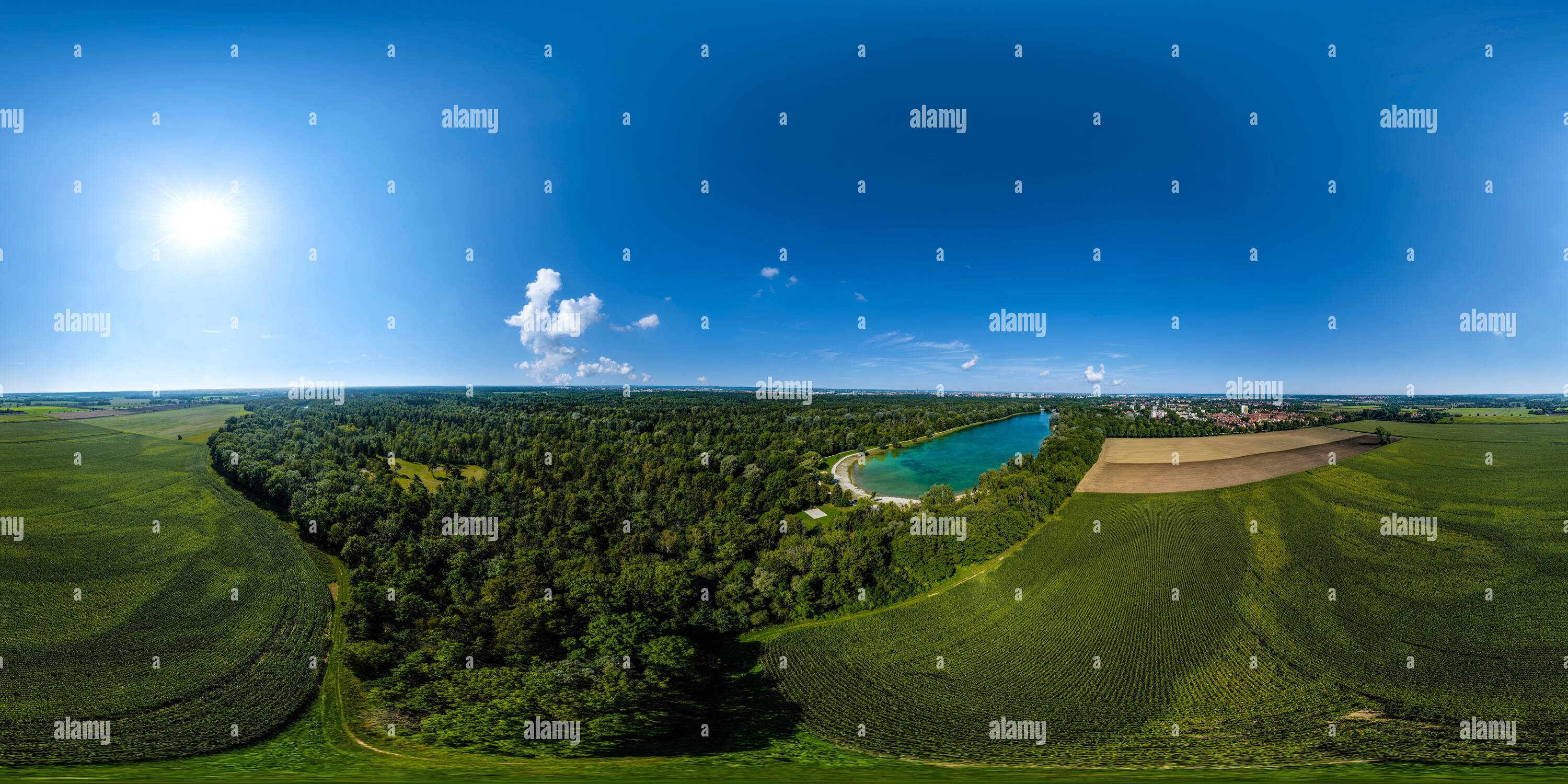 Vue panoramique à 360° de Panorama à 360° depuis la périphérie sud-est d'Augsbourg, près de Hochzoll-Süd, avec une vue magnifique sur le Kuhsee