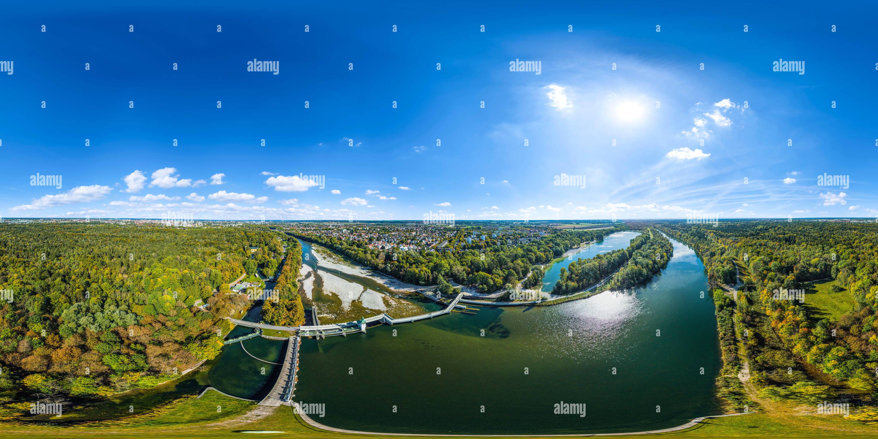 Vue panoramique à 360° de Panorama à 360° de Lech et de la Hochablass dans le paysage urbain d'Augsbourg