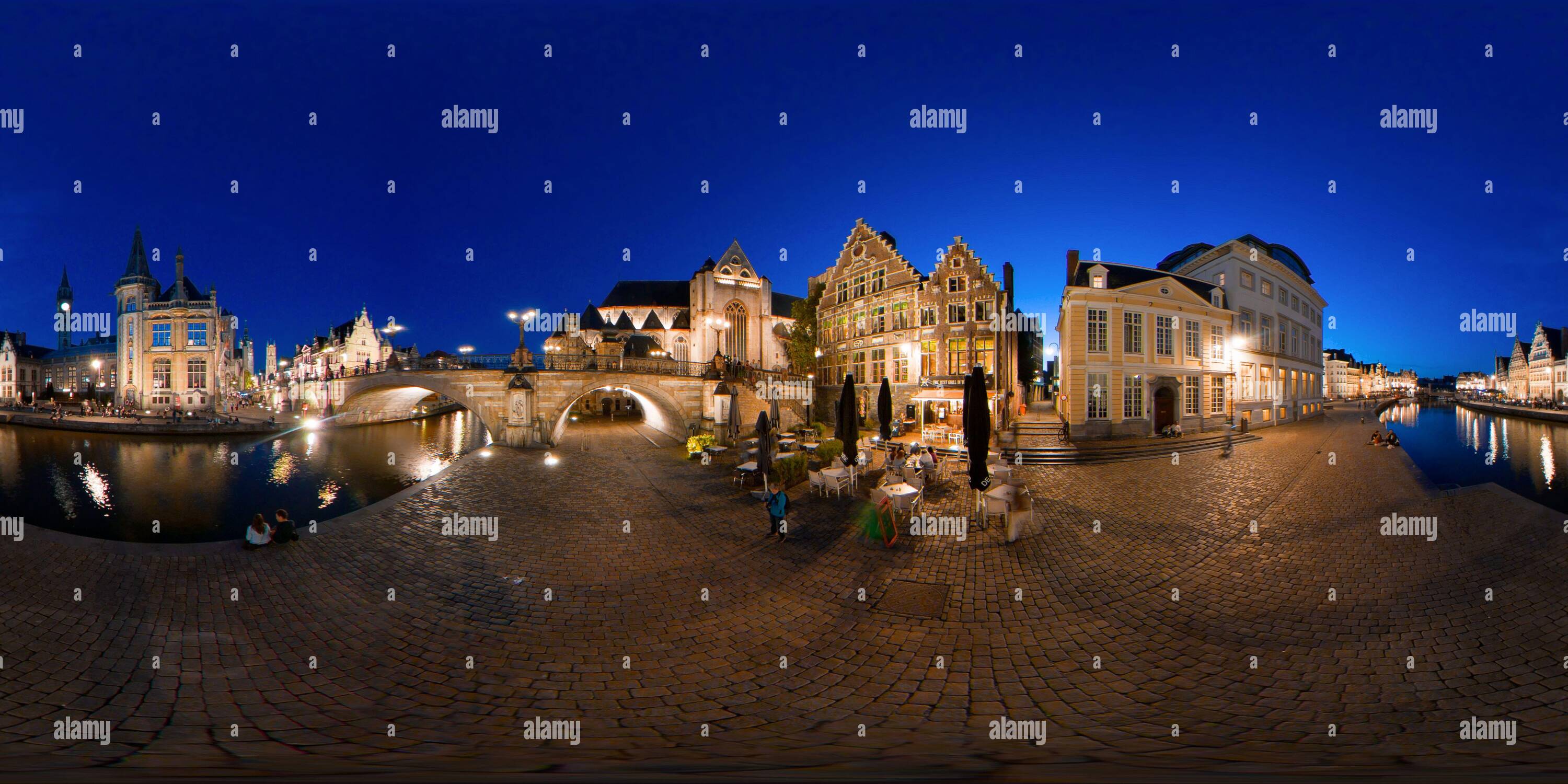 Vue panoramique à 360° de Gand, Belgique.Circa Novembre 2019.Panorama Déformé du Graslei, quai sur la promenade à côté de la rivière et du pont St Michael.