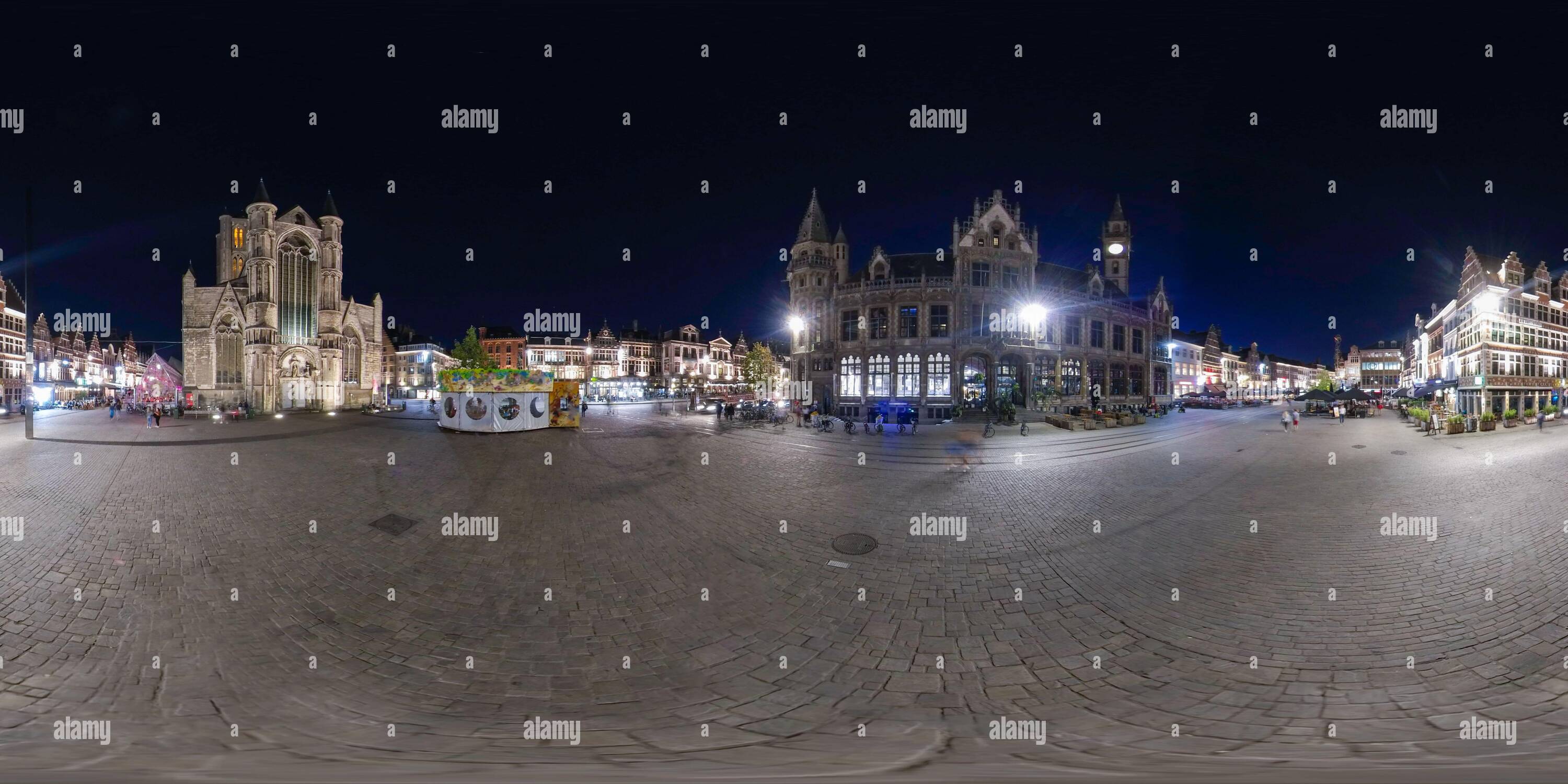 Vue panoramique à 360° de Gand, Belgique. Vers novembre 2019.360 degrés panorama de l'Église Saint-Nicolas la nuit. Carte d'environnement de projection équirectangulaire. Espher complet