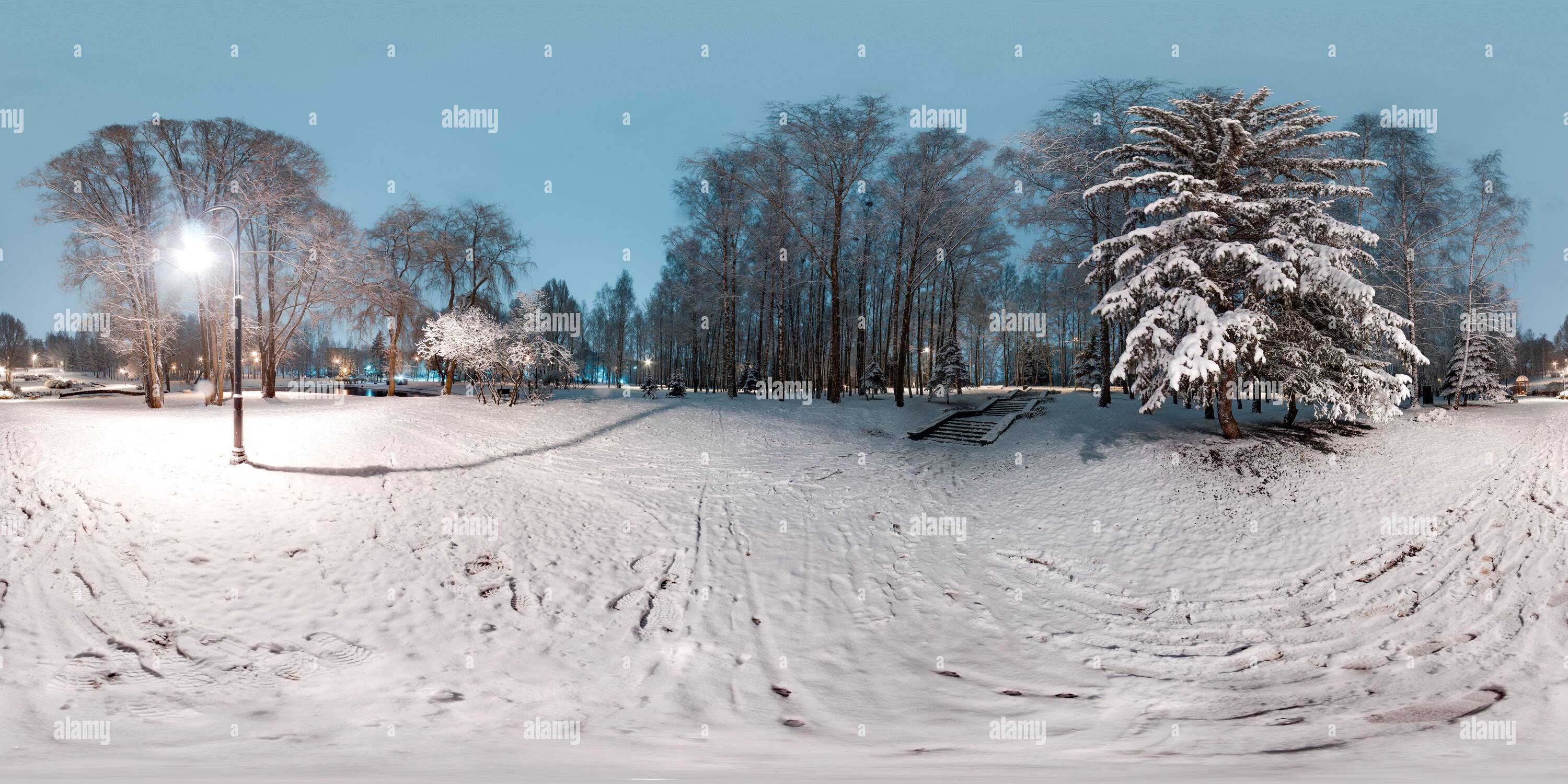 Vue panoramique à 360° de Image avec panorama sphérique en 3 dimensions avec angle de vue de 360 degrés. Hiver enneigé dans le parc avec arbres le soir. Lanternes brûlantes. Entièrement équirectangulaire