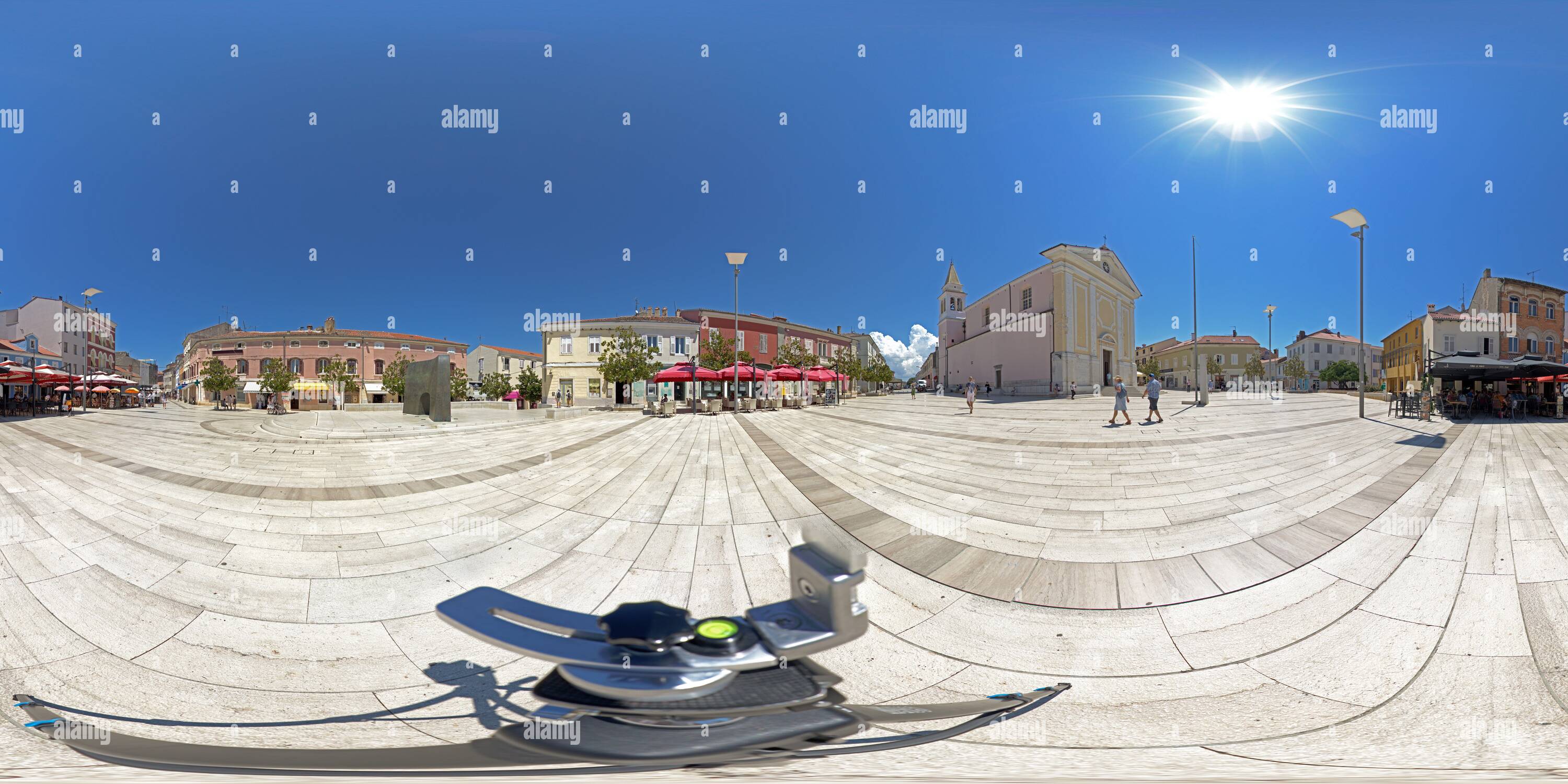 Vue panoramique à 360° de Photo à 360 degrés, place principale avec l'église notre-Dame des Anges, Porec, Istrie, Croatie