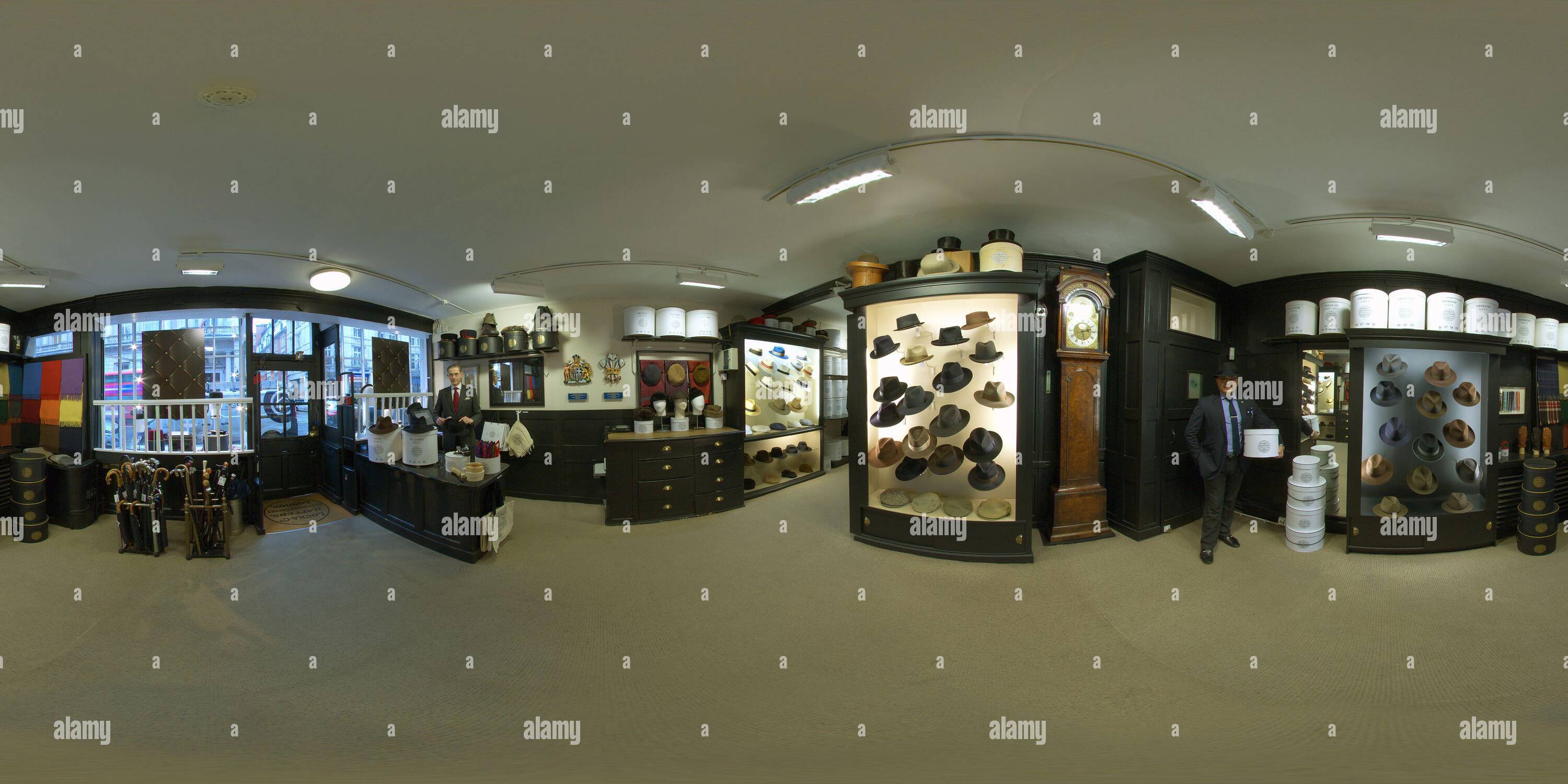 Vue panoramique à 360° de La plus ancienne boutique de chapeaux au monde, à l'intérieur de Lock & Co, 6 St James's Street, Londres, qui date de 1676. Crédit photo : © Mark pain / Alamy