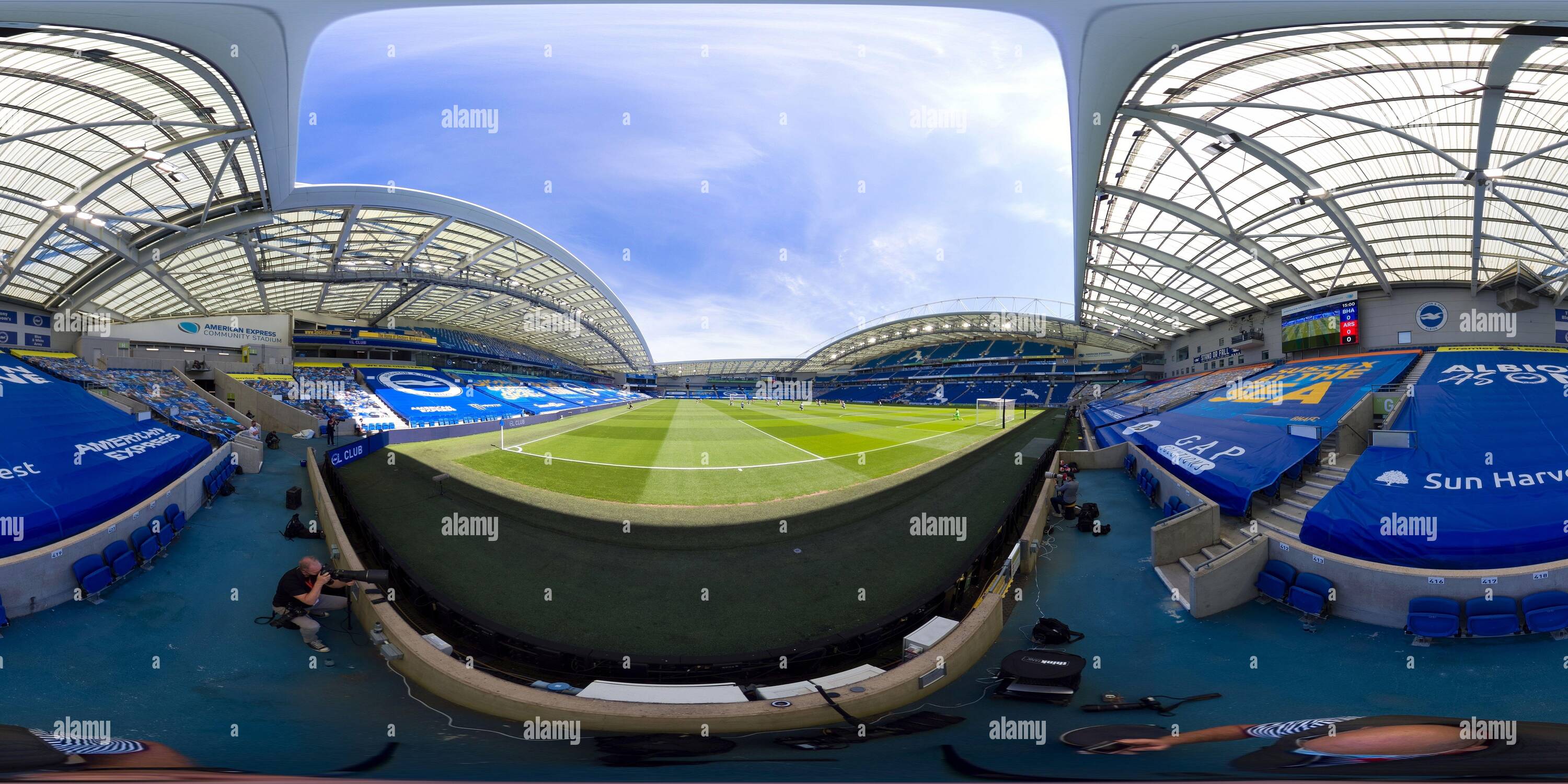 Vue panoramique à 360° de COVID 19 - LES JOUEURS DE BRIGHTON ET D'ARSENAL PRENNENT LE GENOU (LA VIE NOIRE) DANS UN STADE AMEX VIDE. PHOTO : © MARK PAIN / ALAMY