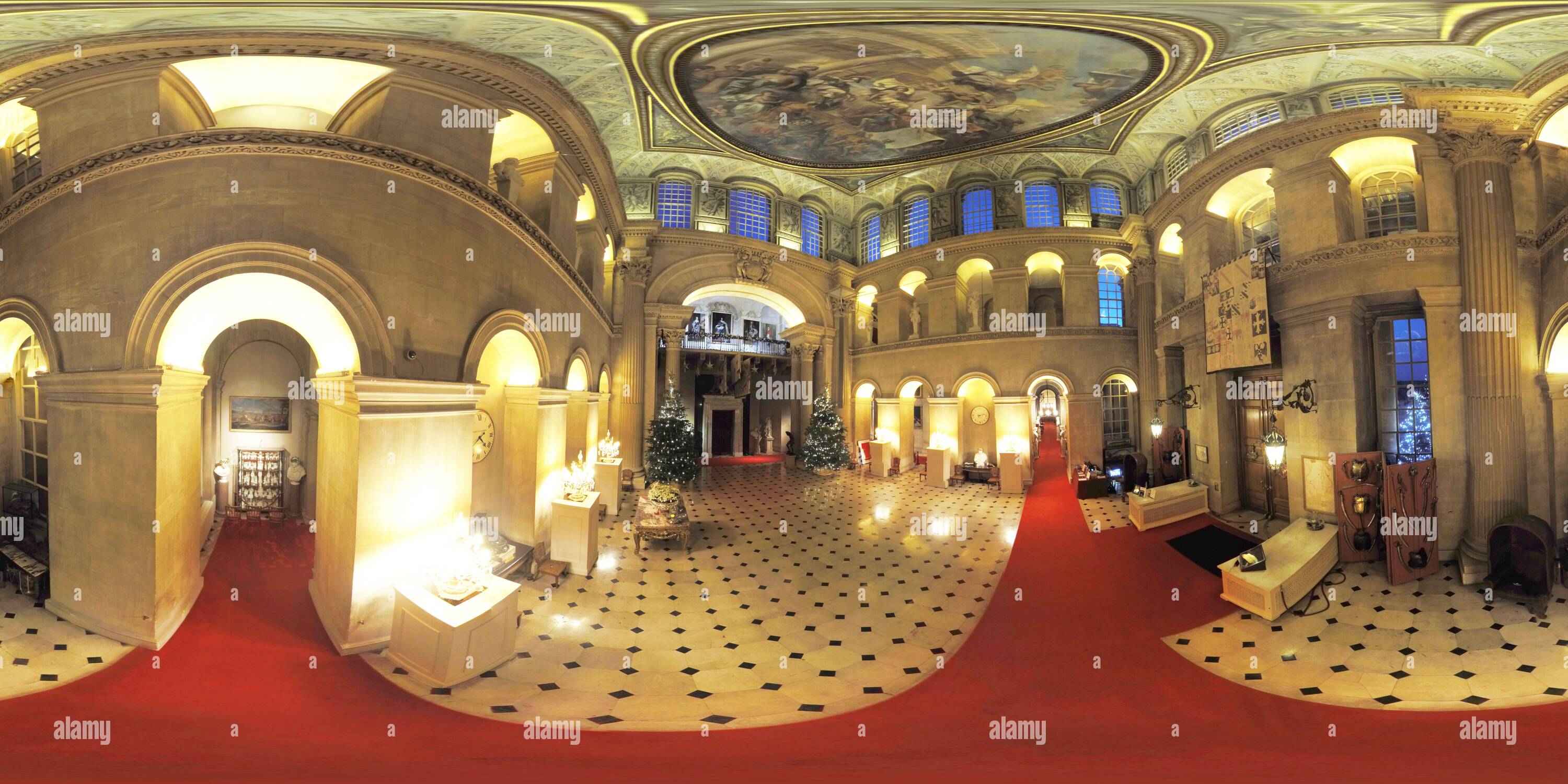 Vue panoramique à 360° de La belle « Grande salle » du Palais de Blenheim avec ses arbres de Noël. Palais de Blenheim, Oxfordshire. Crédit photo : © MARK PAIN / ALAMY