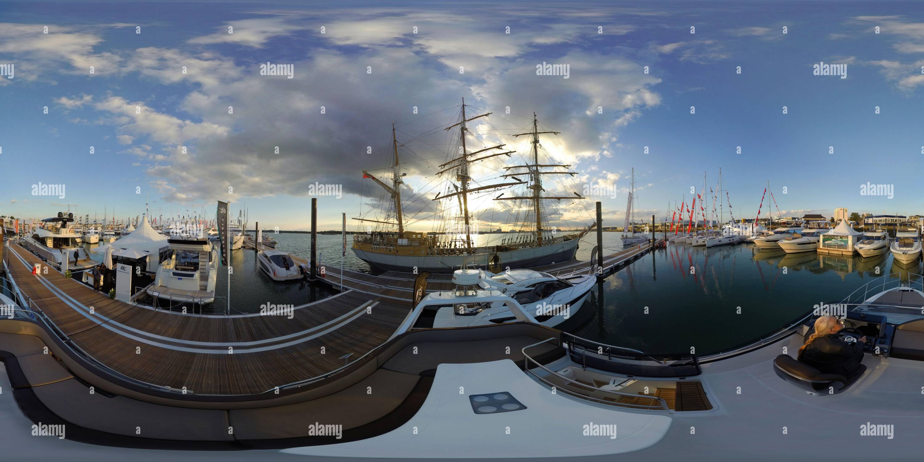 Vue panoramique à 360° de Le soleil se couche au Southampton Boat Show, derrière le magnifique Tall Ship Kaskelot. Copyright photo © Mark pain / ALAMY