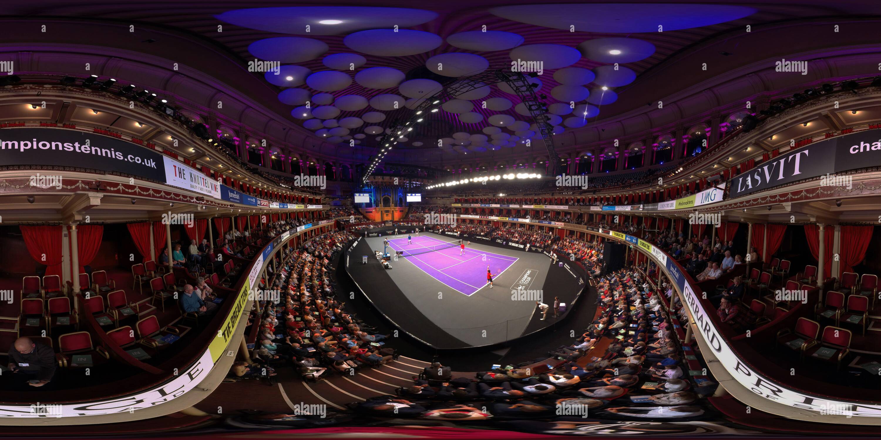 Vue panoramique à 360° de Pat Cash sert à Henri Leconte dans les Champions tennis Masters au Royal Albert Hall. Copyright photo : © Mark pain / Alamy