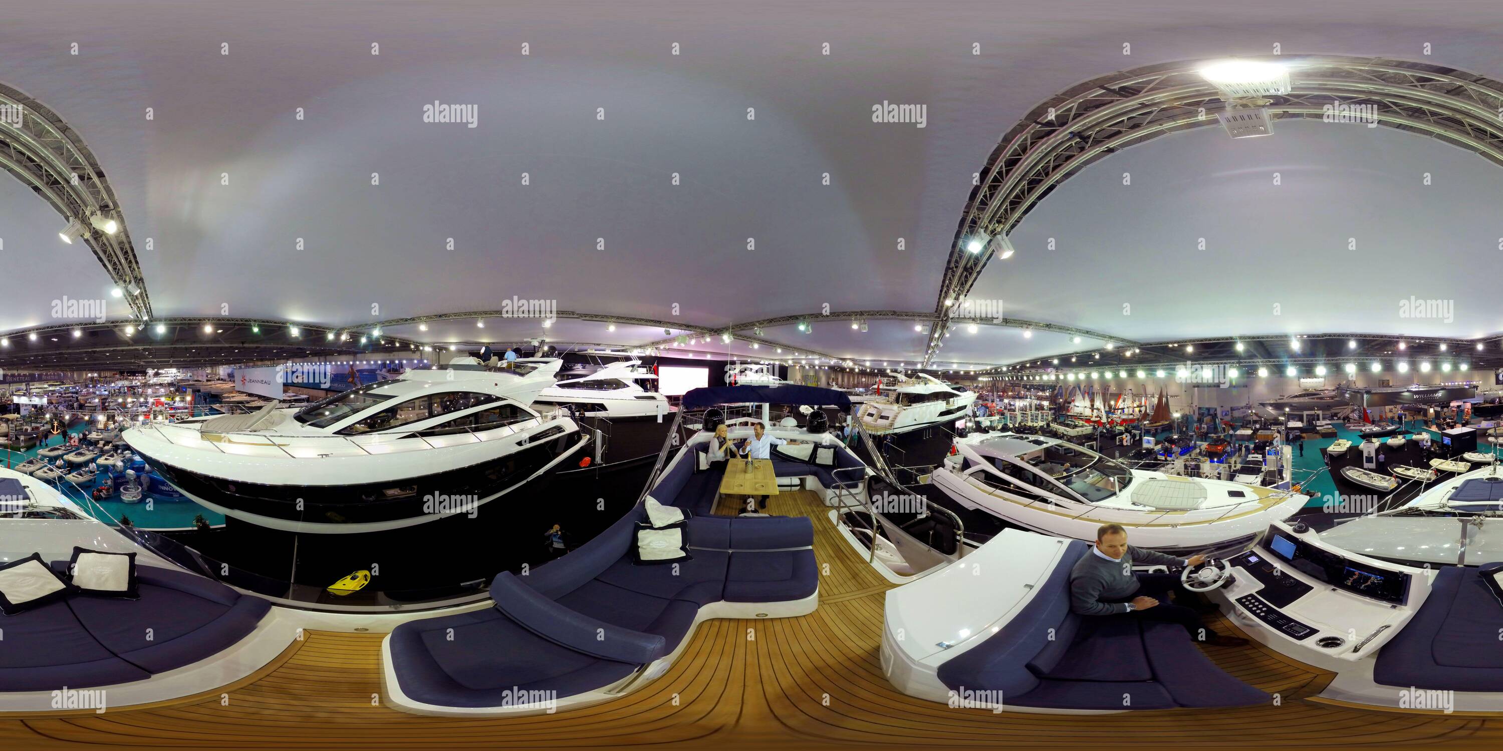 Vue panoramique à 360° de Les visiteurs du London Boat Show 2016 s'assoient à bord d'un Sunseeker Manhattan 55 Motor Yacht de 1 £. PHOTO : © MARK PAIN / ALAMY