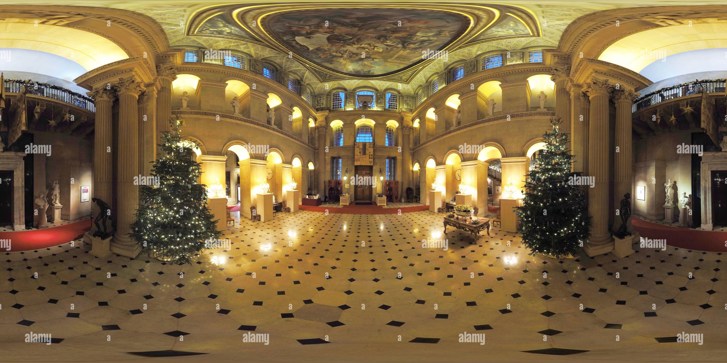 Vue panoramique à 360° de Regardez autour de la magnifique « Grande salle » du Palais de Blenheim avec ses arbres de Noël festifs. Crédit photo : © MARK PAIN / ALAMY