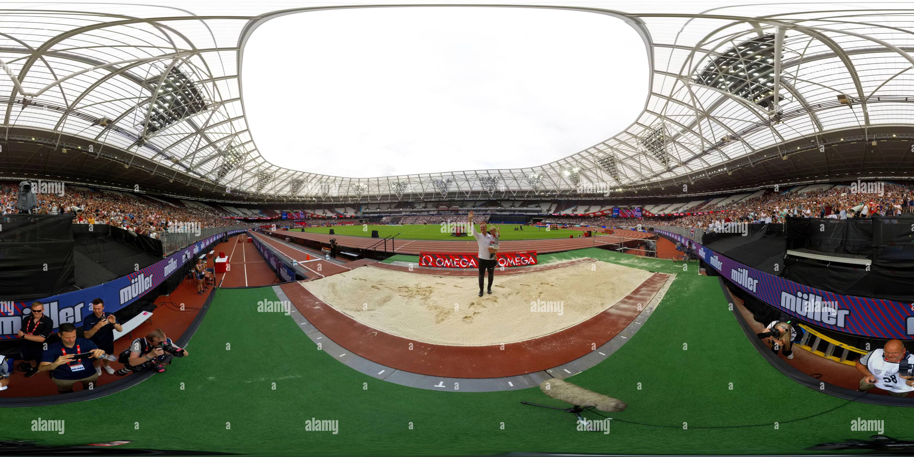 Vue panoramique à 360° de Greg Rutherford fait ses adieux à la foule après avoir pris part aux Jeux d'anniversaire de Muller et pris sa retraite de l'athlétisme professionnel. PIC : MARQUER LA DOULEUR