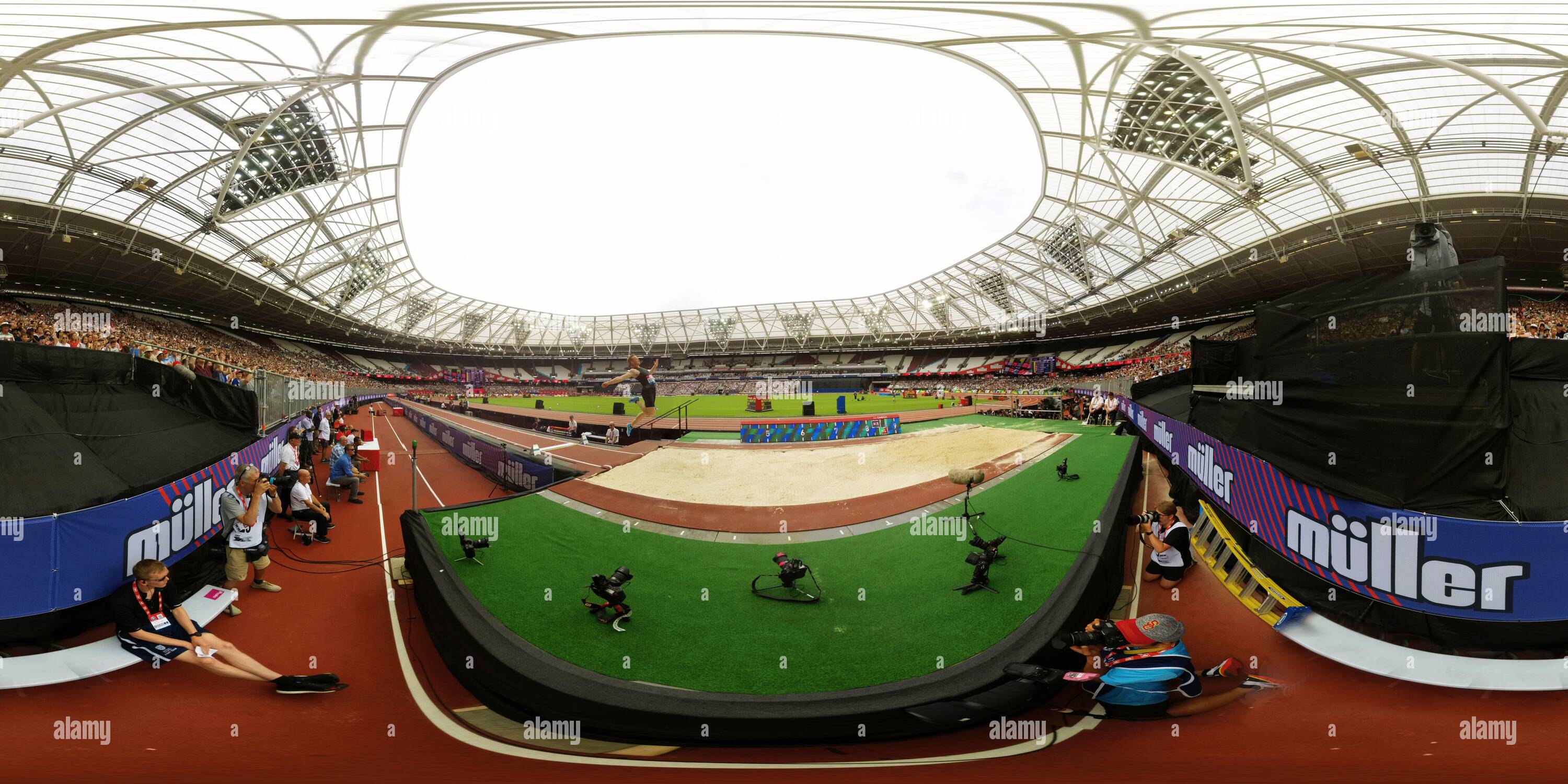 Vue panoramique à 360° de Greg Rutherford participe à sa dernière compétition long Jump aux Jeux d'anniversaire de Muller à Londres. Image : Mark pain / Alamy