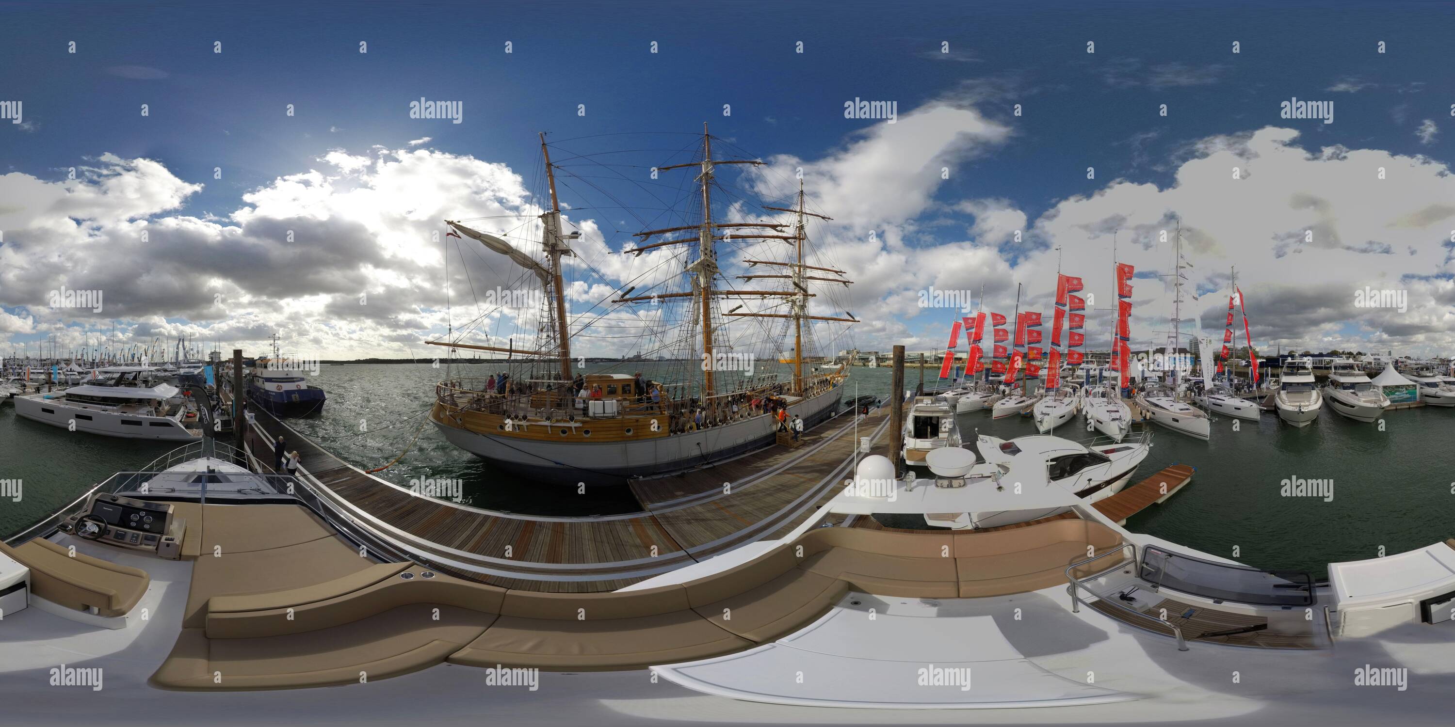 Vue panoramique à 360° de Southampton Boat Show, y compris le Tall Ship Kaskelot qui a été utilisé dans le programme télévisé très réussi Poldark. Image : Mark pain / Alamy