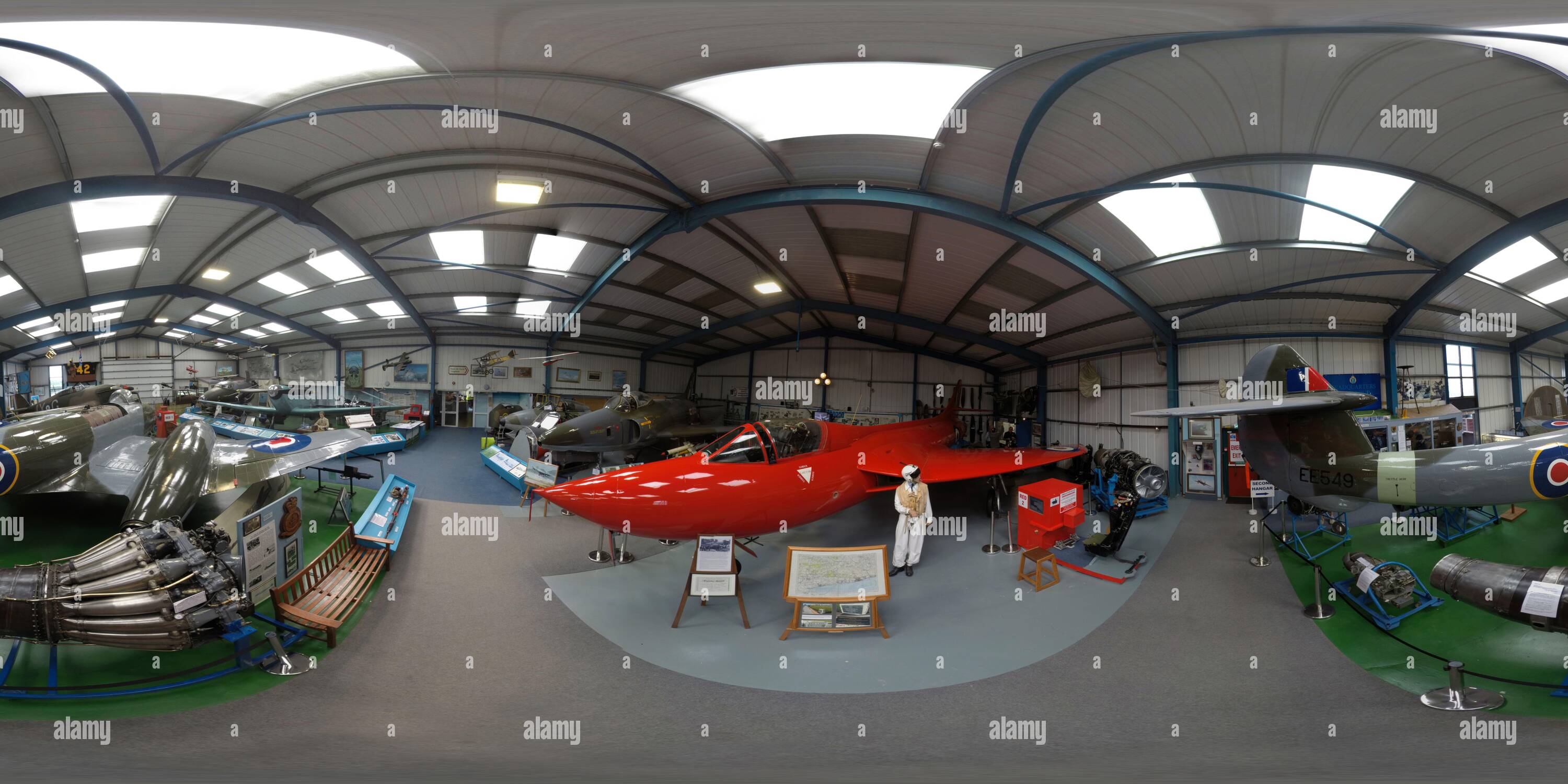 Vue panoramique à 360° de Découvrez le musée de l'aviation de Tangmere, qui abrite le Hunter Mk 3 à grande vitesse (rouge vif). Crédit photo : Mark pain / Alamy