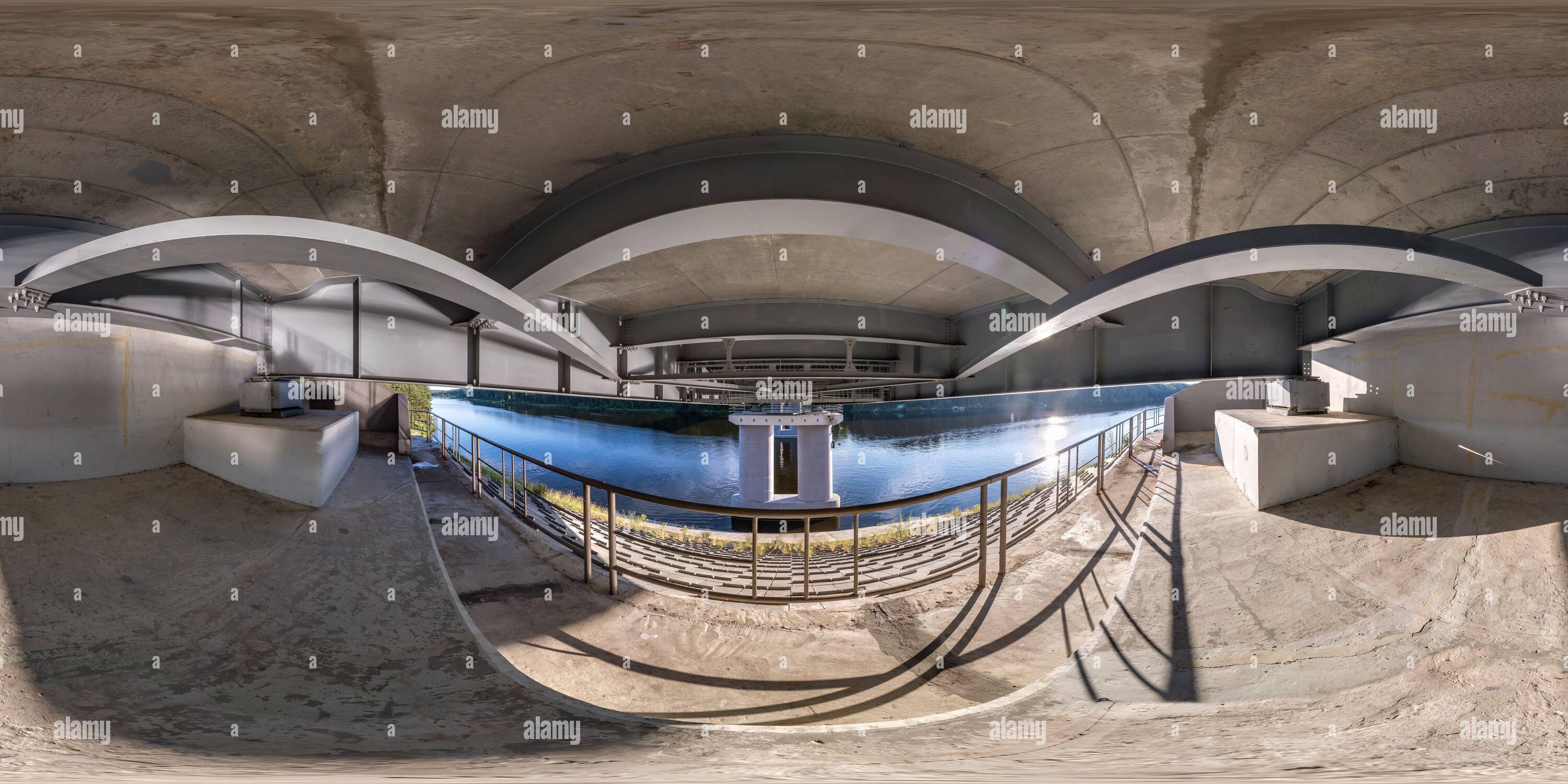 Vue panoramique à 360° de vue en angle de 360 degrés du panorama hdri sphérique entièrement sans couture sous structure en acier d'un énorme pont de voiture à travers la rivière in équiprorectangulaires