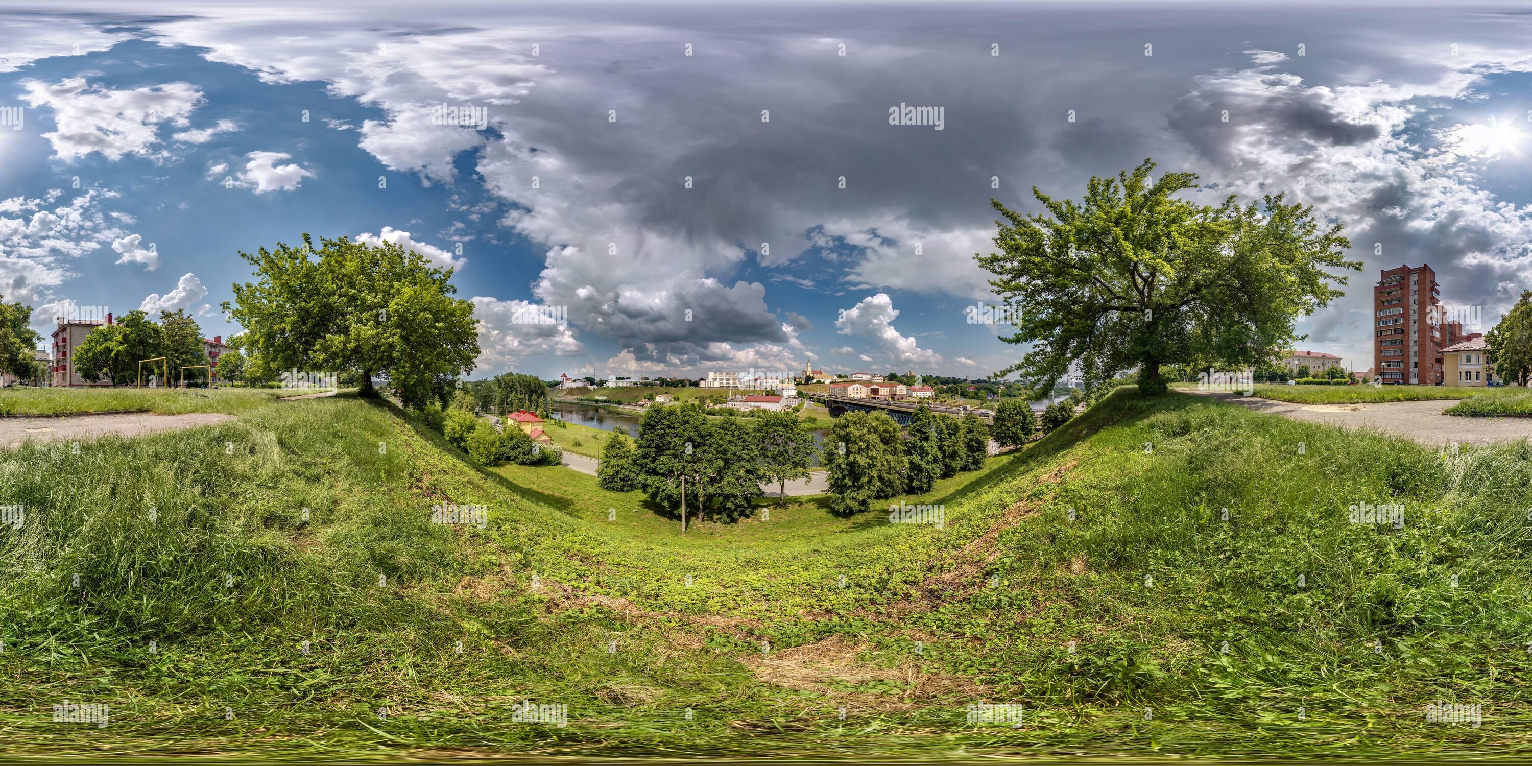 Vue panoramique à 360° de promenade panoramique sphérique hdri 360 sans couture donnant sur l'ancienne ville et bâtiments historiques du château médiéval près d'une rivière large sur la montagne dans