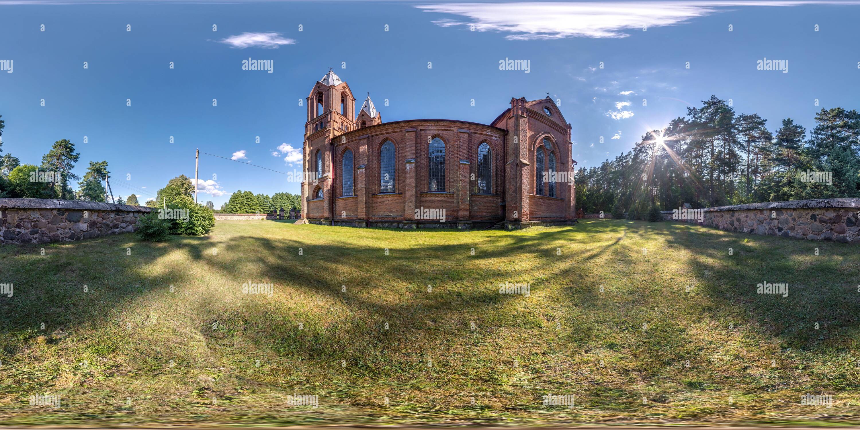 Vue panoramique à 360° de Panorama hdri sphérique entièrement sans couture angle de 360 degrés près du néo gothique décoratif église de style médiéval architecture dans équirectangulaire sphérique pro