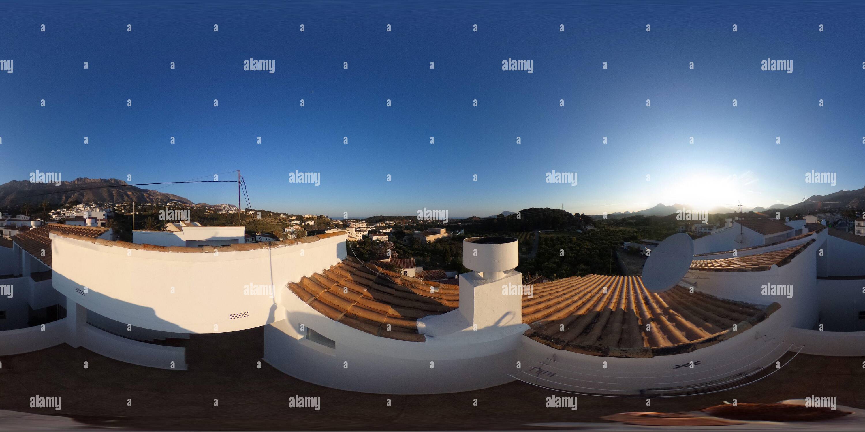 Vue panoramique à 360° de Vue à 360° sur le toit du village Altea la Vella et de ses montagnes environnantes Sierra Bernia et Aitana dans la province d'Alicante, Espagne