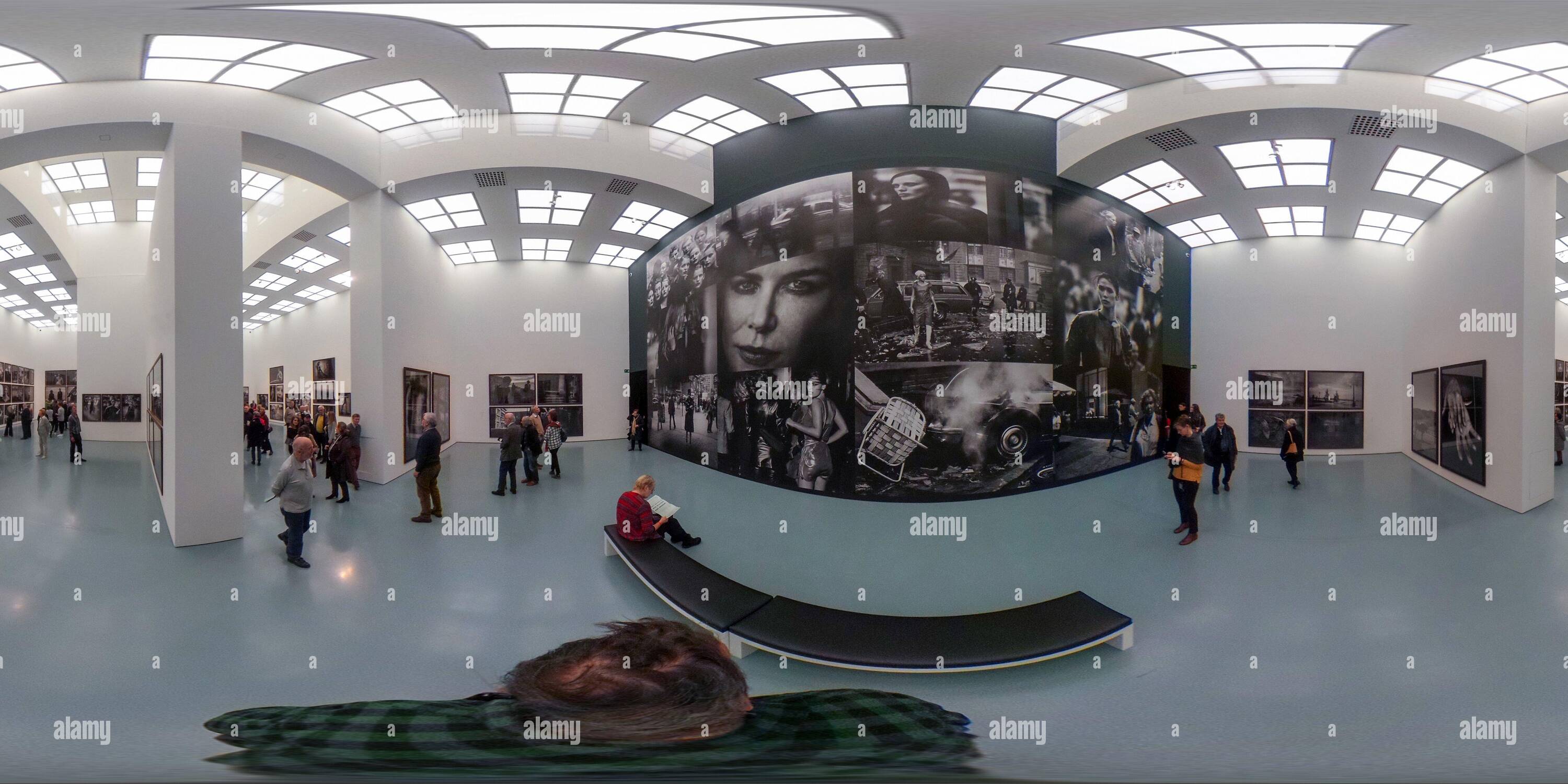 Vue panoramique à 360° de Visiteurs regardant l'exposition „histoires incalculables“ par le photographe Peter Lindbergh à Kunstpalast Düsseldorf, Northhine-Westphalie, Allemagne on