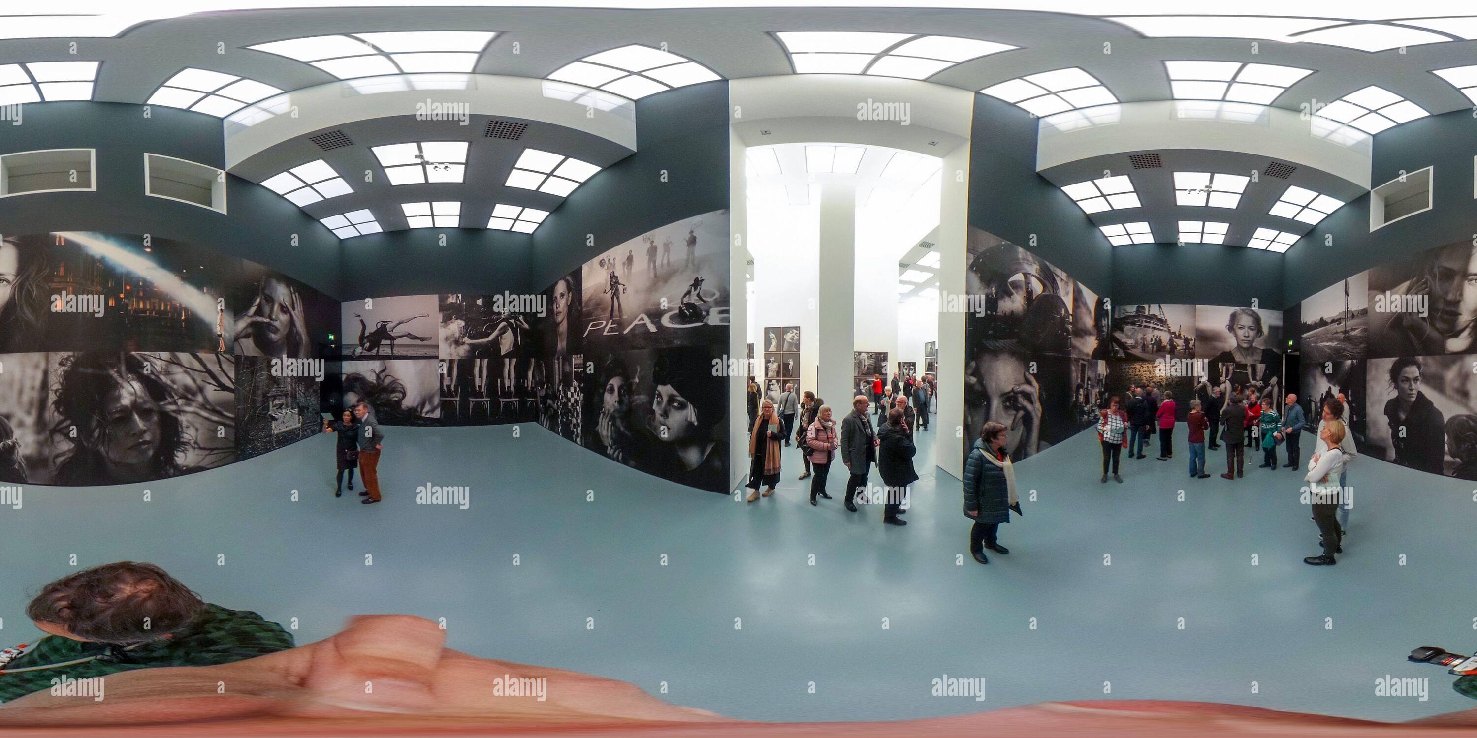 Vue panoramique à 360° de Visiteurs regardant l'exposition „histoires incalculables“ par le photographe Peter Lindbergh à Kunstpalast Düsseldorf, Northhine-Westphalie, Allemagne on