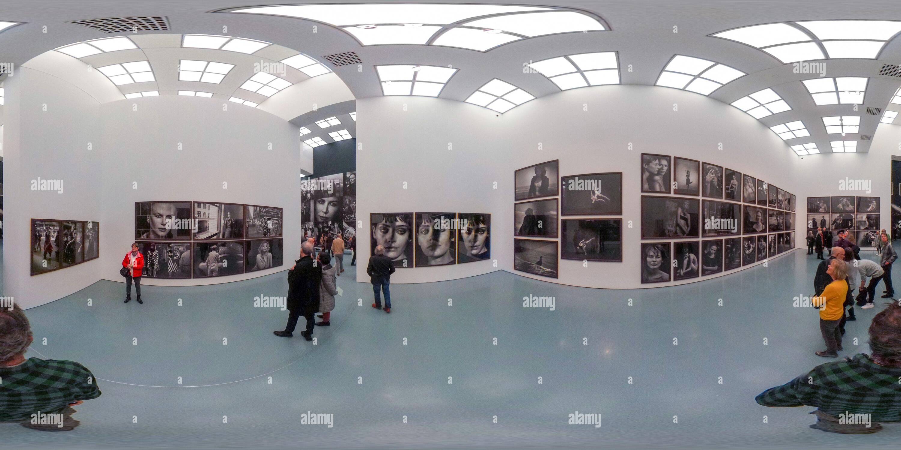 Vue panoramique à 360° de Visiteurs regardant l'exposition „histoires incalculables“ par le photographe Peter Lindbergh à Kunstpalast Düsseldorf, Northhine-Westphalie, Allemagne on