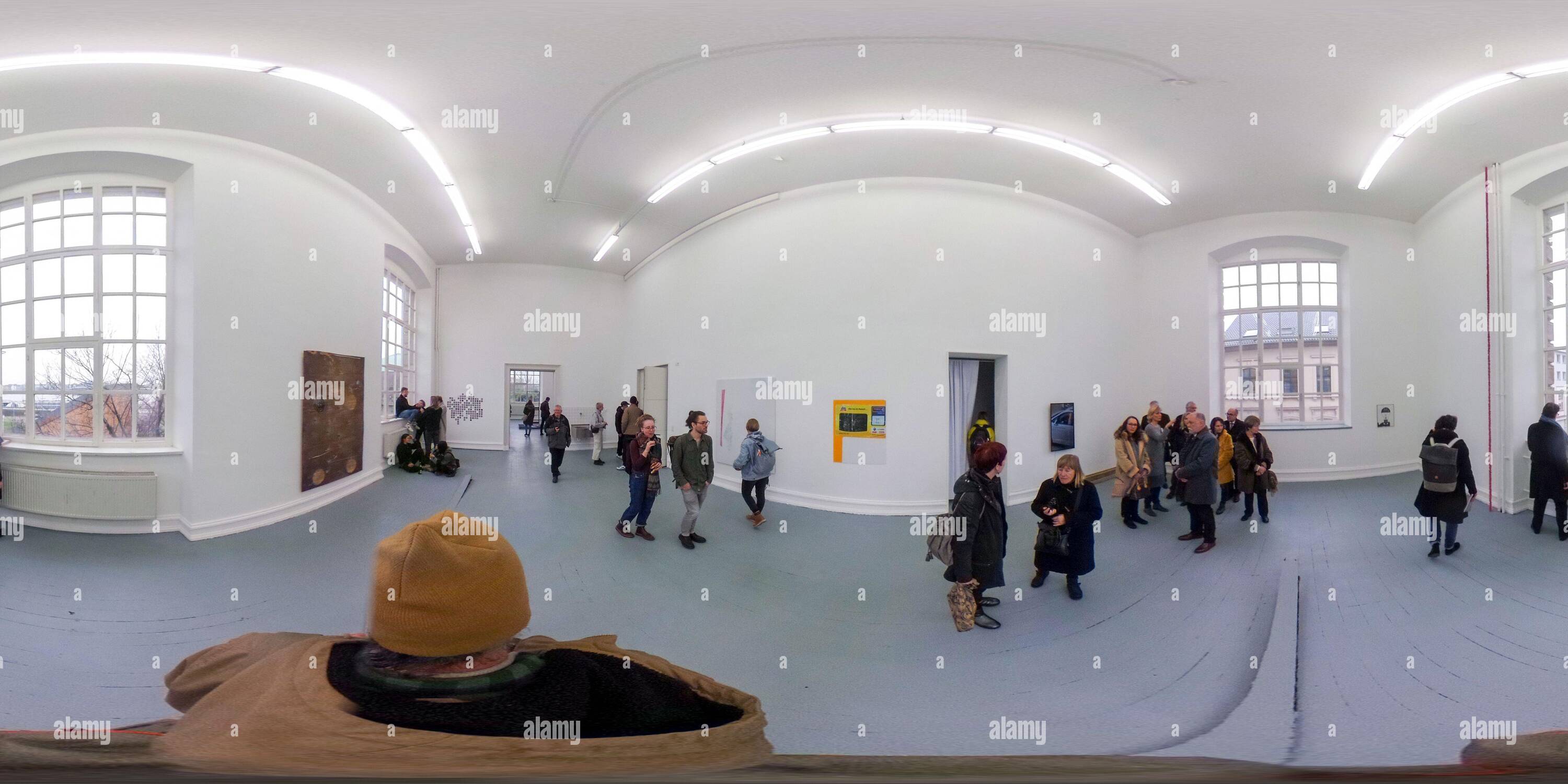 Vue panoramique à 360° de Visiteurs regardant le travail des étudiants monté dans les salles de classe lors de la visite annuelle en maison ouverte à la célèbre école d'art Kunstakademie Düsseldorf, Northhhi