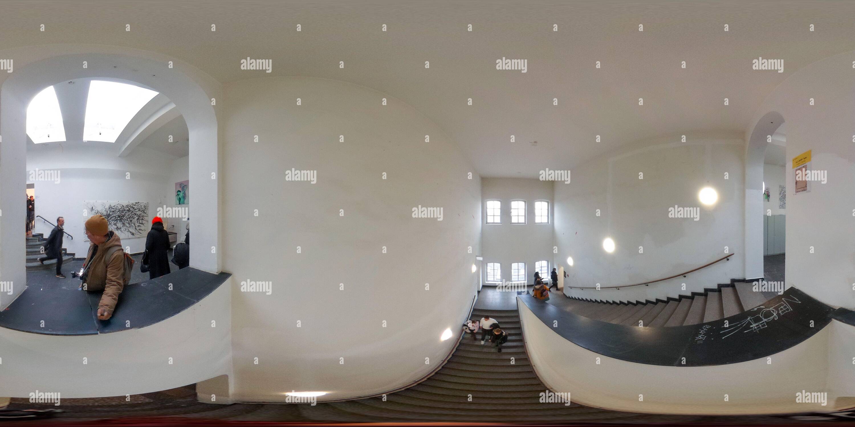 Vue panoramique à 360° de Les visiteurs peuplent les escaliers et les couloirs lors de la visite annuelle de la célèbre école d'art Kunstakademie Düsseldorf, Northhine-Westphalie, GE