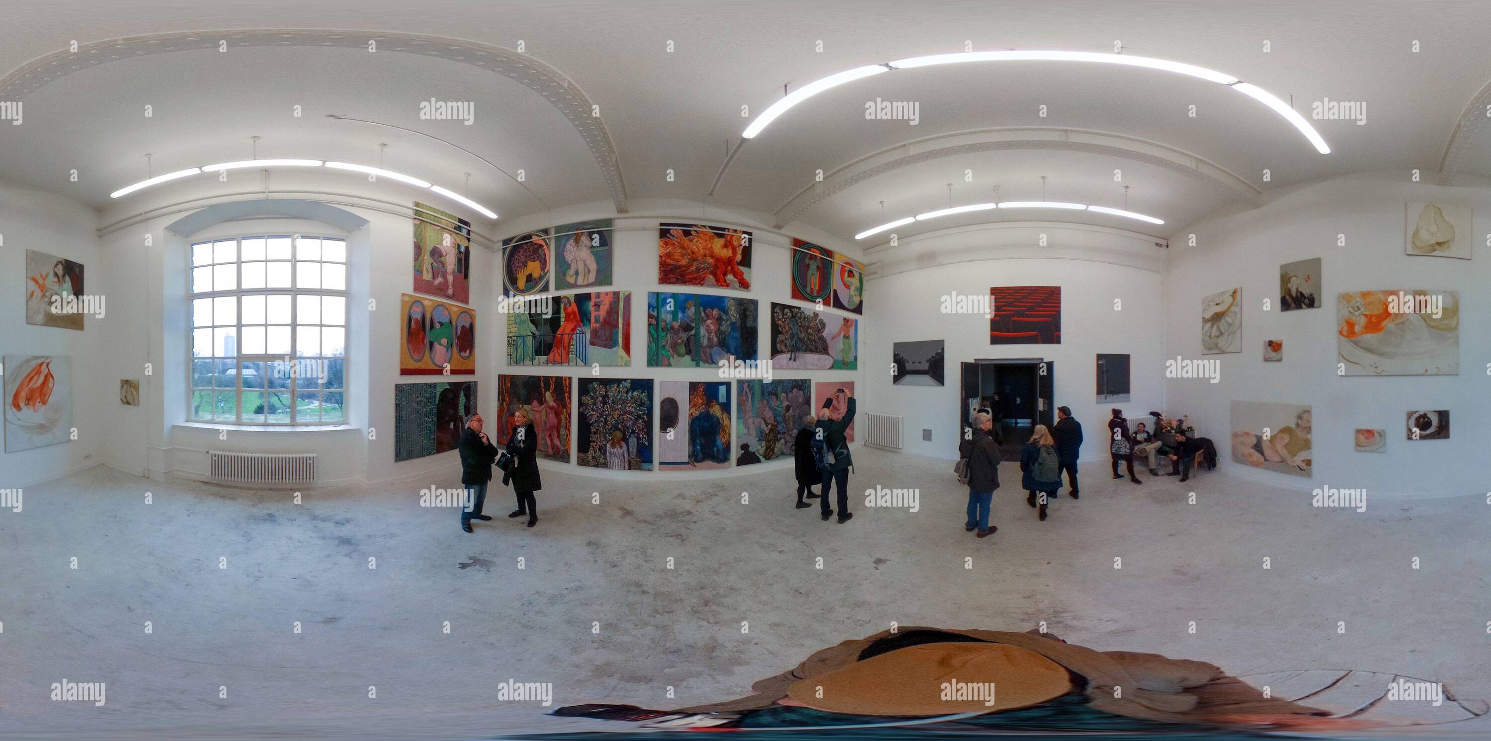 Vue panoramique à 360° de Visiteurs regardant le travail des étudiants monté dans les salles de classe lors de la visite annuelle en maison ouverte à la célèbre école d'art Kunstakademie Düsseldorf, Northhhi