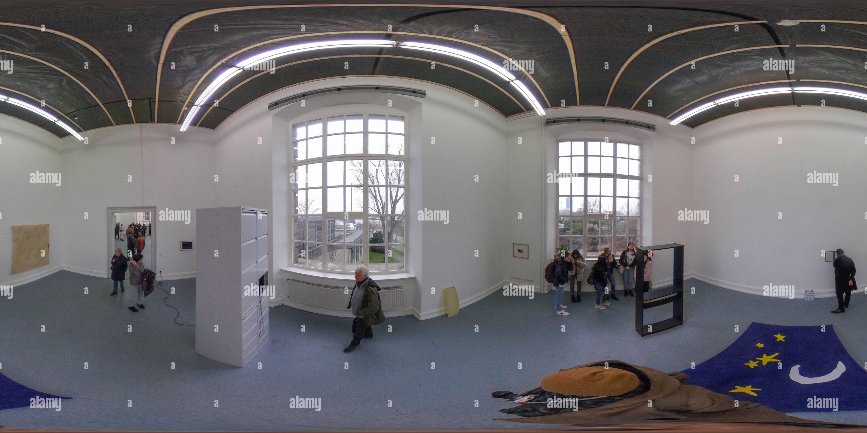 Vue panoramique à 360° de Visiteurs regardant le travail des étudiants monté dans les salles de classe lors de la visite annuelle en maison ouverte à la célèbre école d'art Kunstakademie Düsseldorf, Northhhi