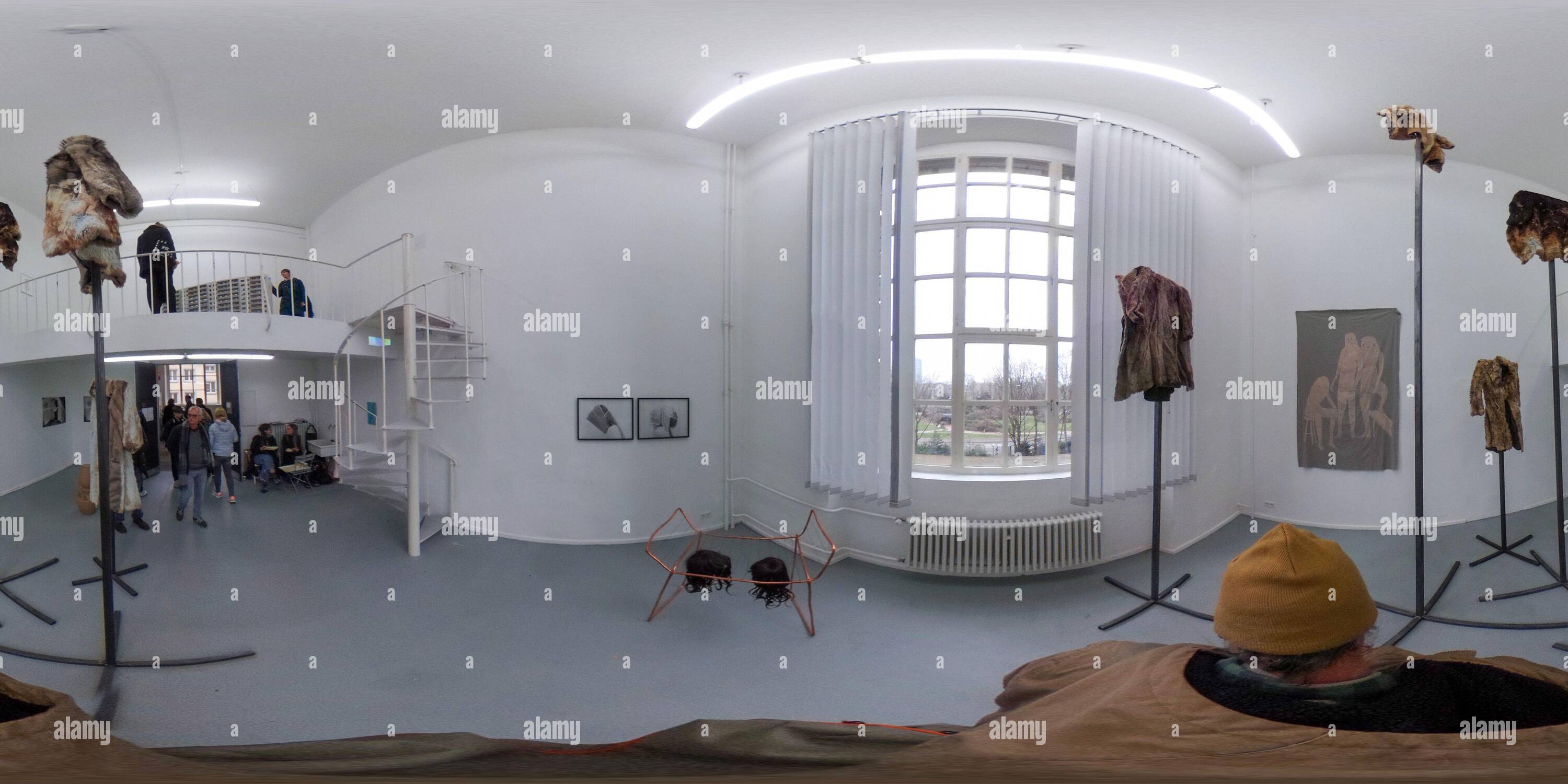 Vue panoramique à 360° de Visiteurs regardant le travail des étudiants monté dans les salles de classe lors de la visite annuelle en maison ouverte à la célèbre école d'art Kunstakademie Düsseldorf, Northhhi