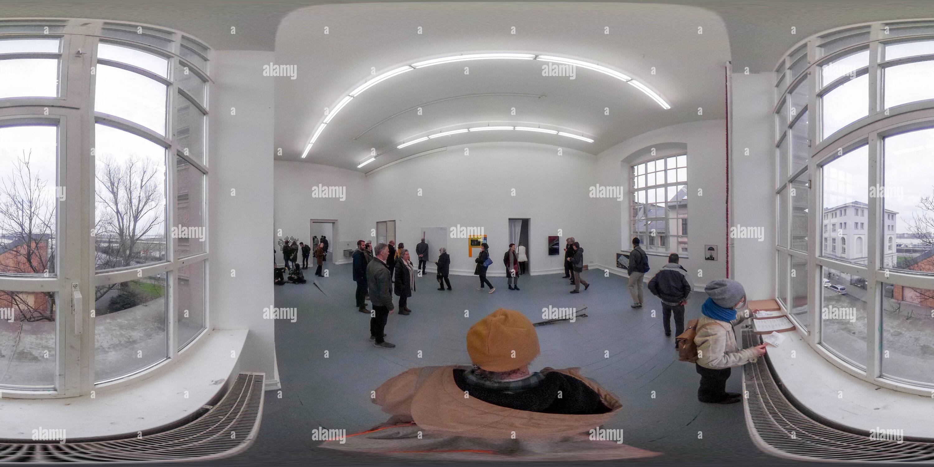 Vue panoramique à 360° de Visiteurs regardant le travail des étudiants monté dans les salles de classe lors de la visite annuelle en maison ouverte à la célèbre école d'art Kunstakademie Düsseldorf, Northhhi