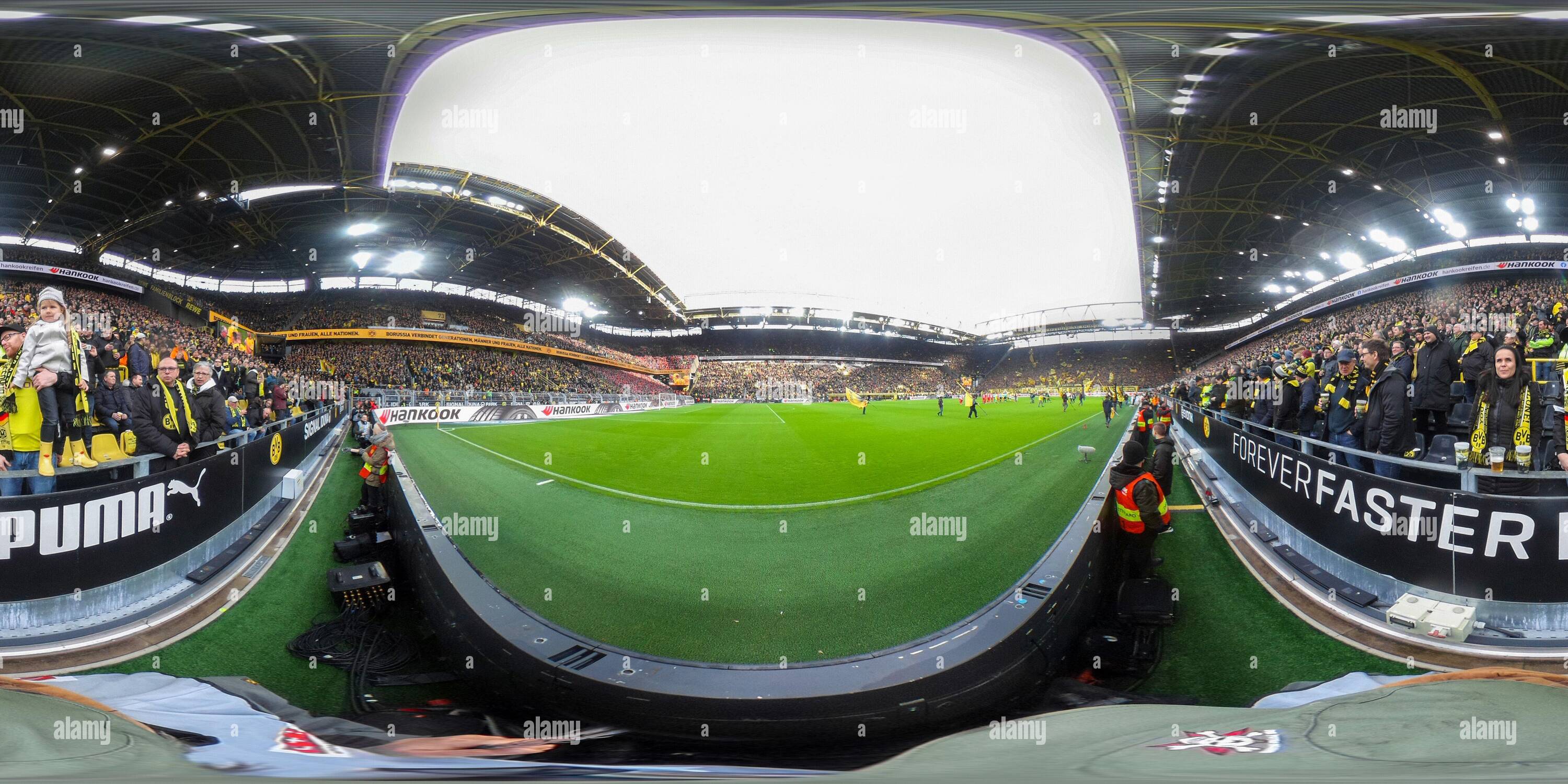 Vue panoramique à 360° de A l'intérieur du Parc signal Iduna, stade de Bundesliga Club Borussia Dortmund, juste avant le coup d'envoi le 1er février 2020, Dormund, Northhhi