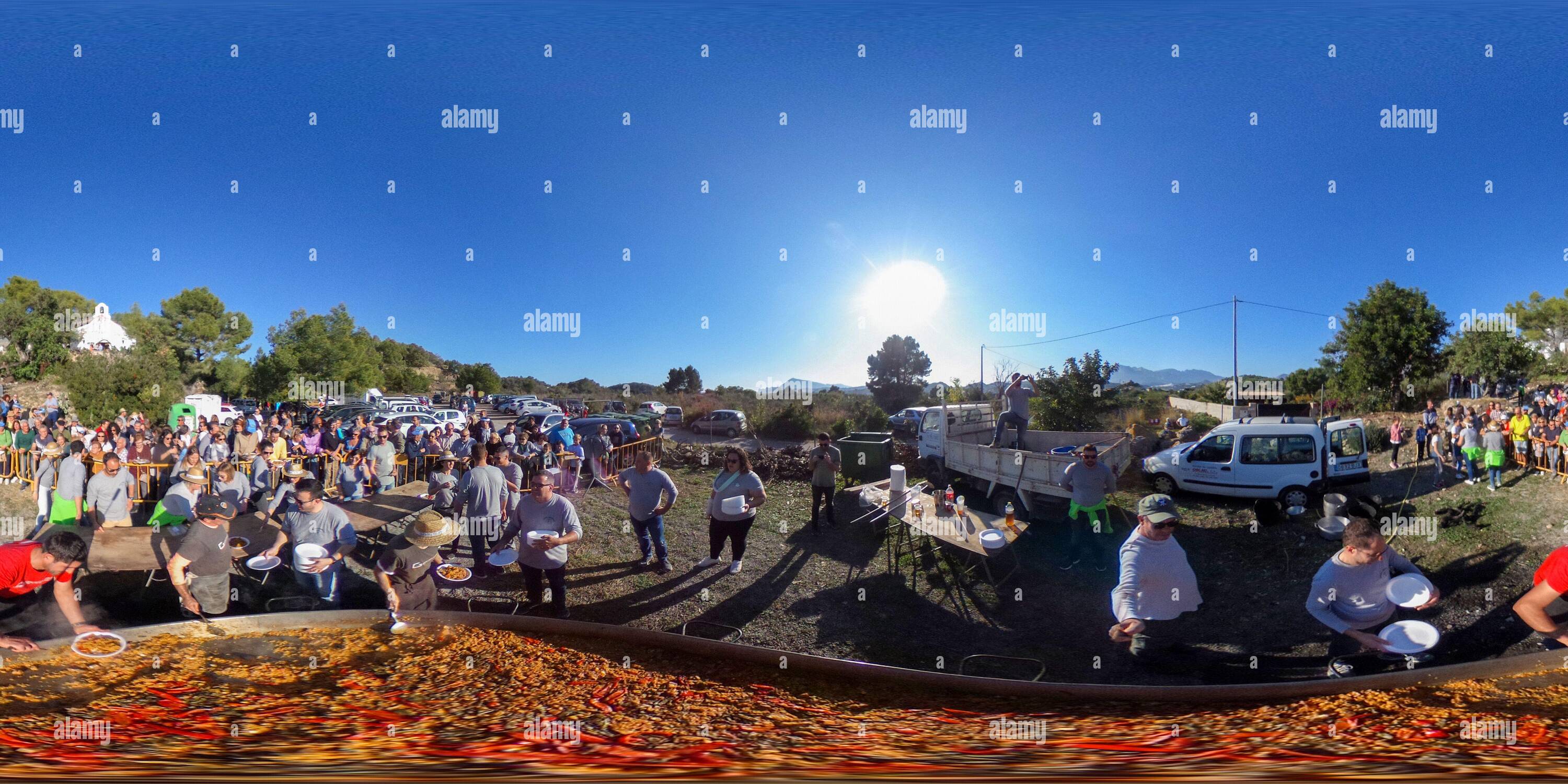 Vue panoramique à 360° de Le géant Paella est préparé pendant la Fiesta de Santa Barbara à côté de la petite chapelle de Sta Barbara près du petit village d'Altea la Vella, Alicante