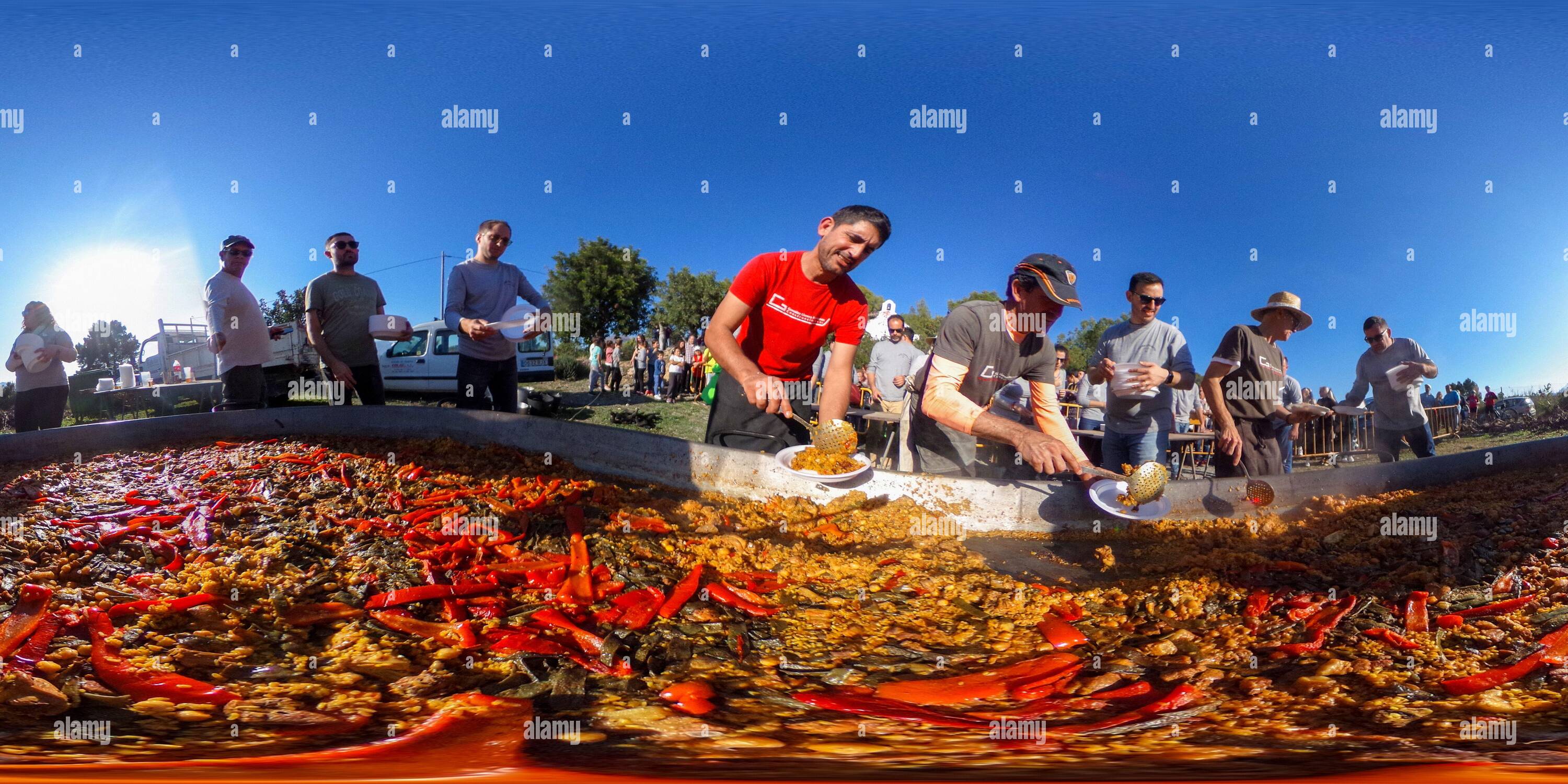 Vue panoramique à 360° de Le géant Paella est préparé pendant la Fiesta de Santa Barbara à côté de la petite chapelle de Sta Barbara près du petit village d'Altea la Vella, Alicante