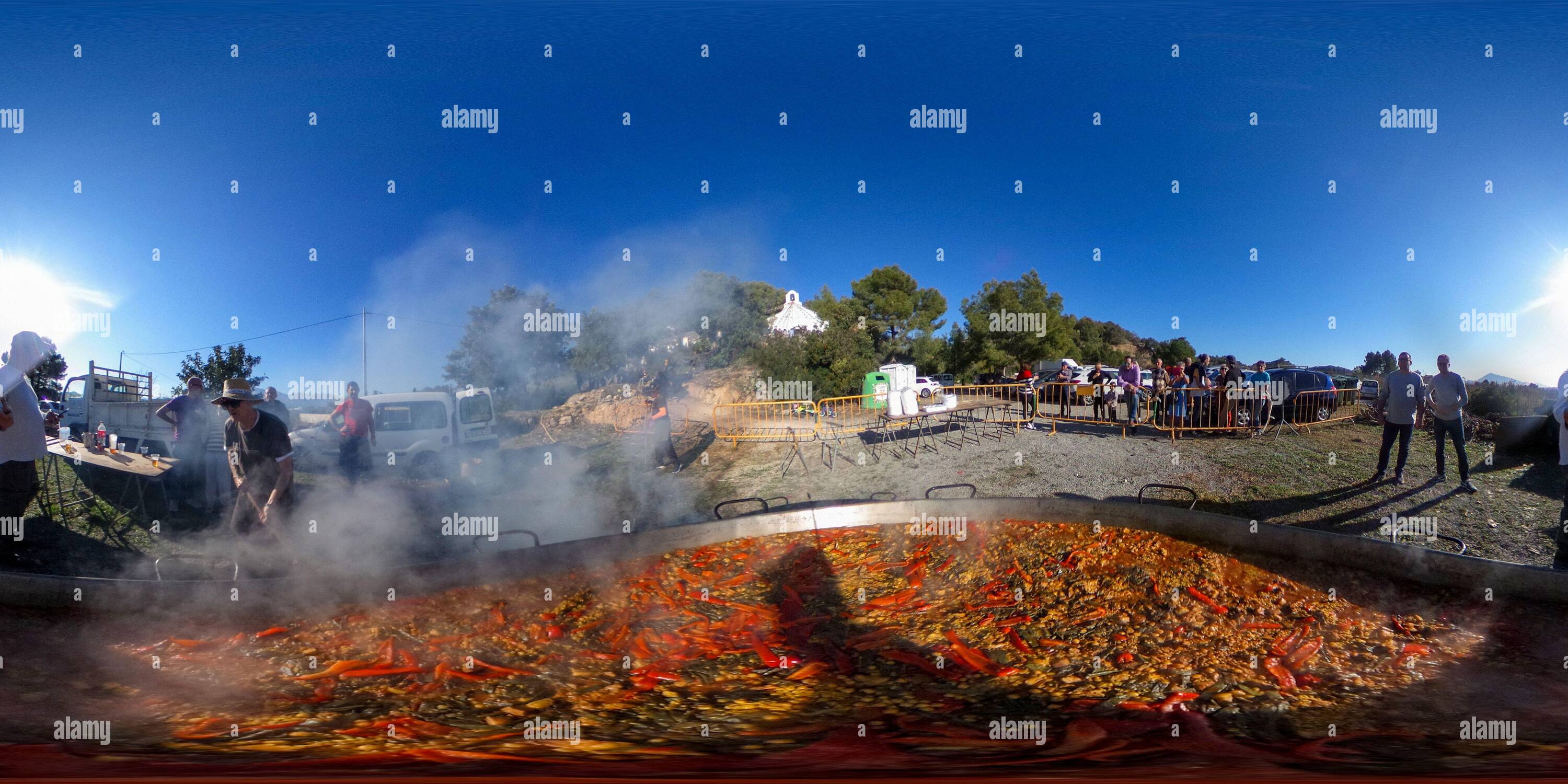 Vue panoramique à 360° de Le géant Paella est préparé pendant la Fiesta de Santa Barbara à côté de la petite chapelle de Sta Barbara près du petit village d'Altea la Vella, Alicante