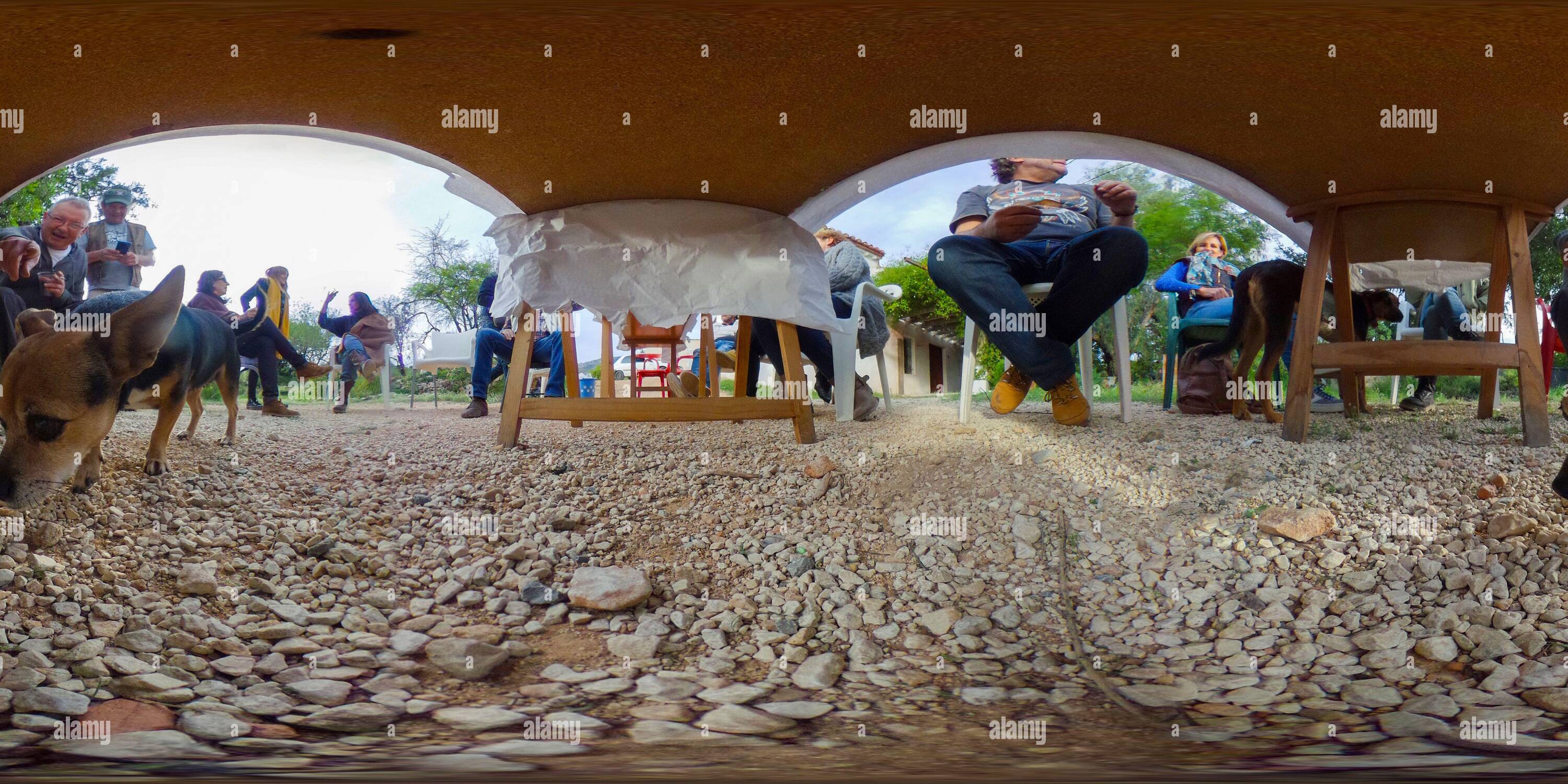 Vue panoramique à 360° de Un groupe d'amis profite d'un après-midi de nourriture et de boissons en face d'une casa de campo près du petit village d'Altea la Vella, province d'Alicante, SPAI