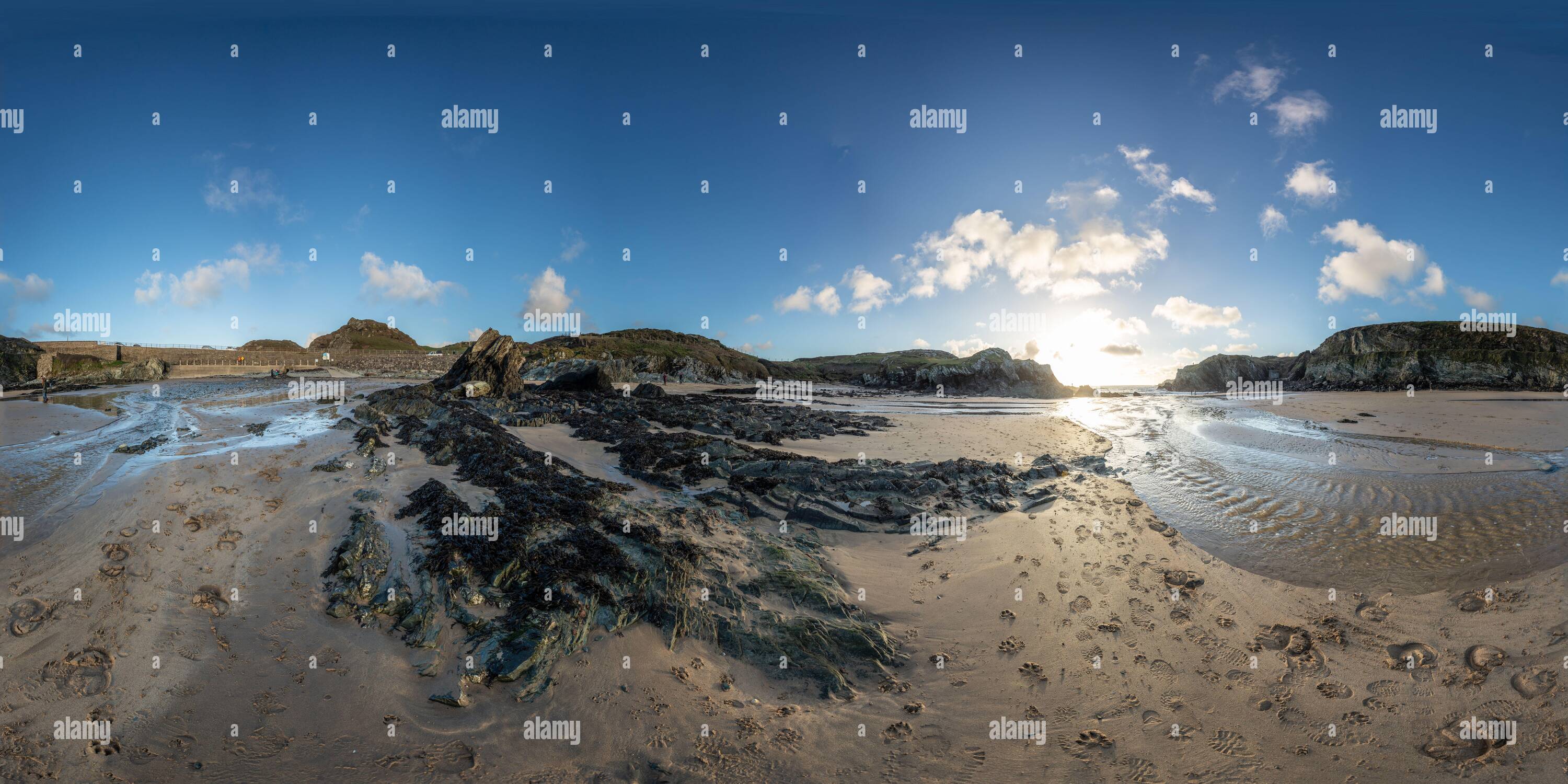 Vue panoramique à 360° de Panorama à 360 degrés de la plage de Porth Dafarc, Anglesey, pays de Galles du Nord