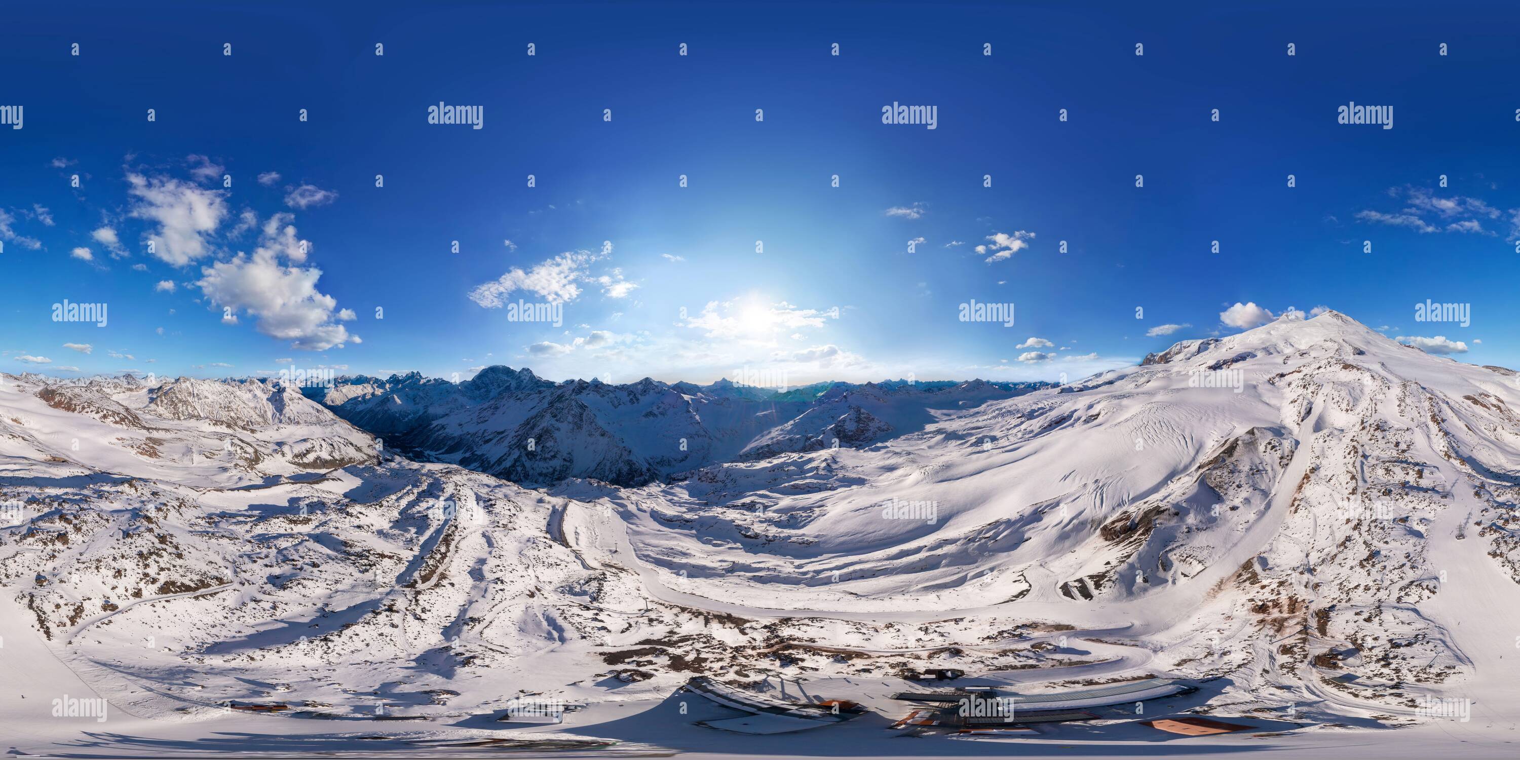 Vue panoramique à 360° de Vue panoramique à 360 degrés de la station MIR de Mount Elbrus dans saison d'hiver